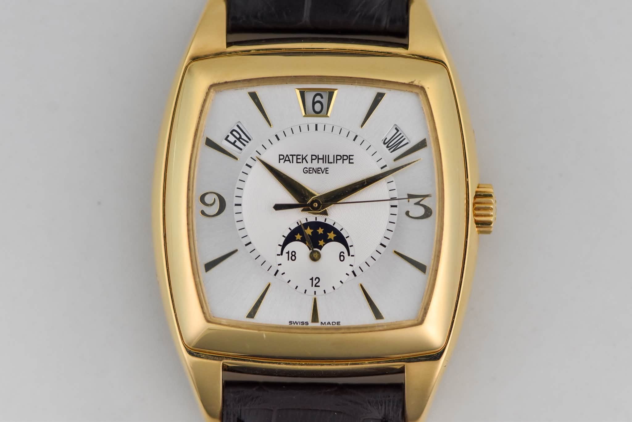 May be an image of wrist watch and text that says '6 6 ۱ FR/ 9 PATEK PHILIPPE GENEVE JUM/ 3 ממושי 18 6 12 SWISS MADE'