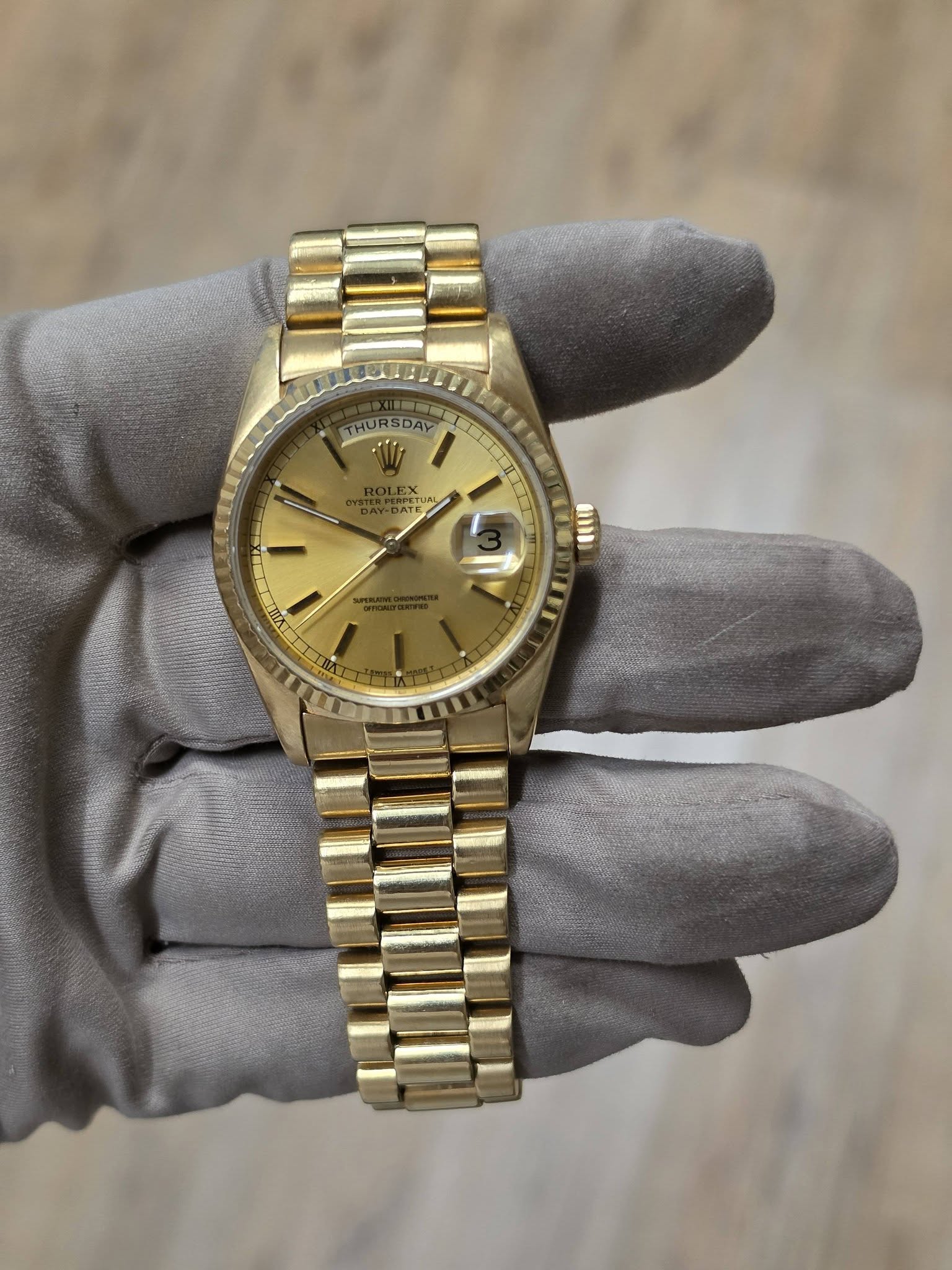 May be an image of wrist watch and text that says 'THURSDAY THURSDAY SDAY THUR IL ATE 0UUSS SEA'