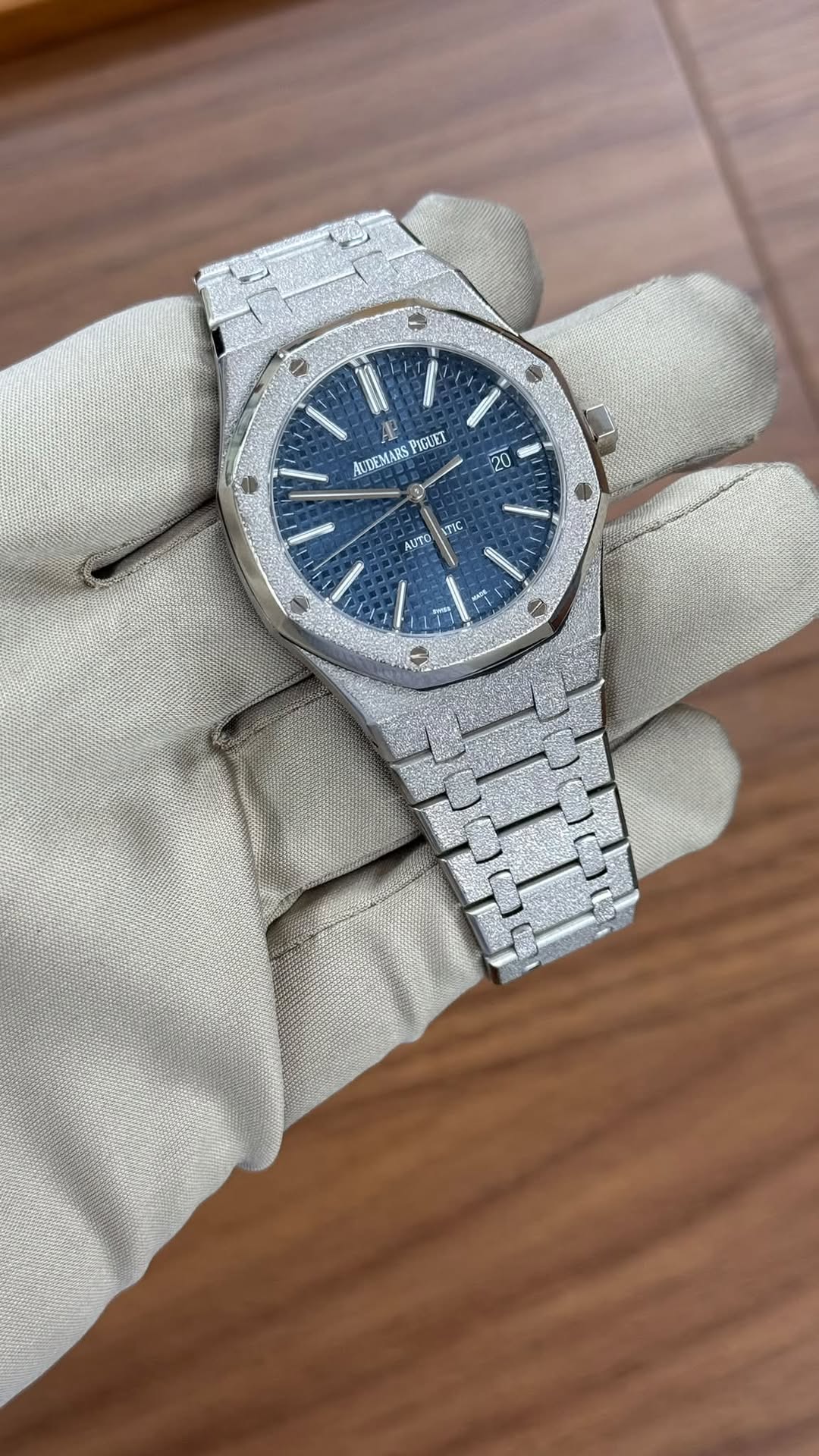 May be an image of wrist watch and text that says 'Αr Pει WUUEMARS 20 해 ton AUTO TK S ه'