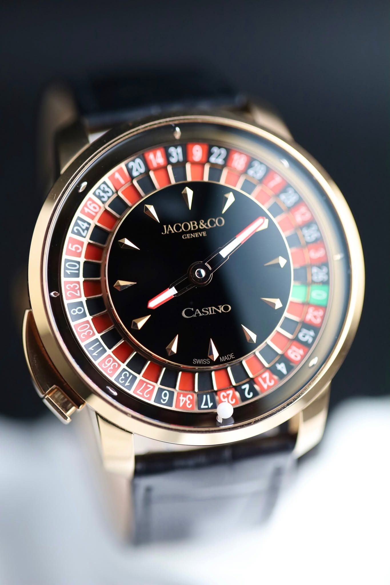May be an image of wrist watch and text that says '14 31 JACOB&CO JACO GENEVE CASINO o ει 36 WISS ف ነይ 7 ٤ع 2 22 MADE'