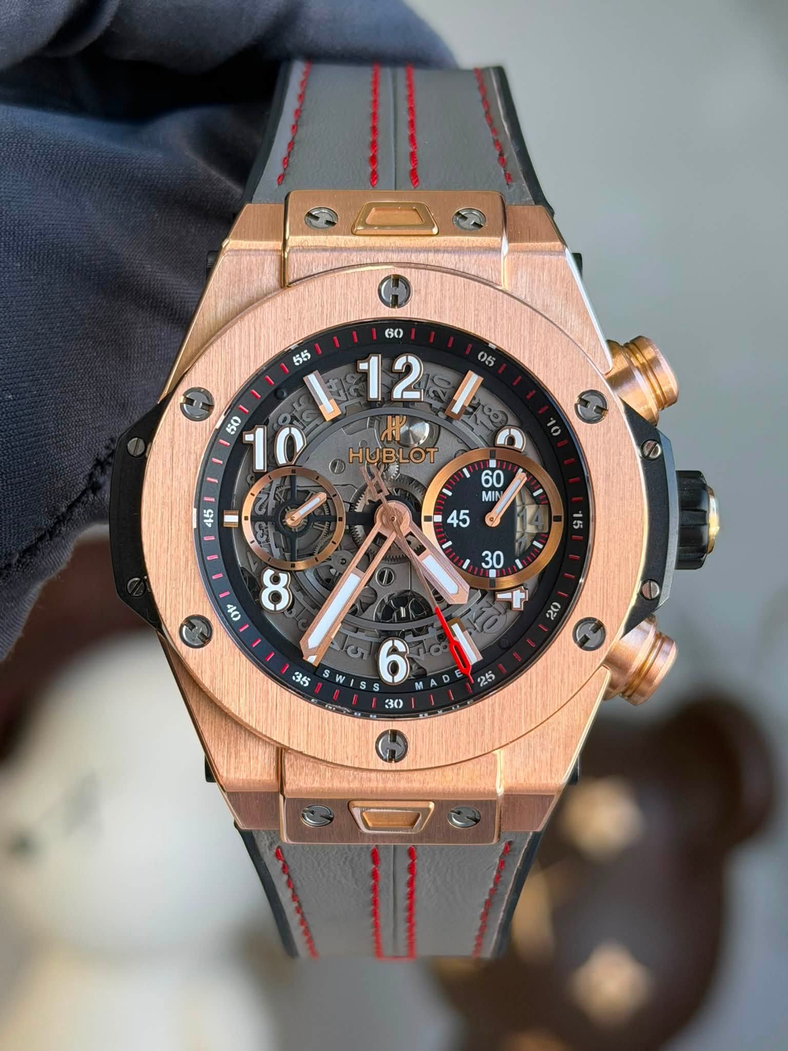 May be an image of wrist watch and text that says ' HUBLOT T0 45 60 MIN - 45 乐 30 8 oV 20 5O K10 35 5 S 6 30 25'
