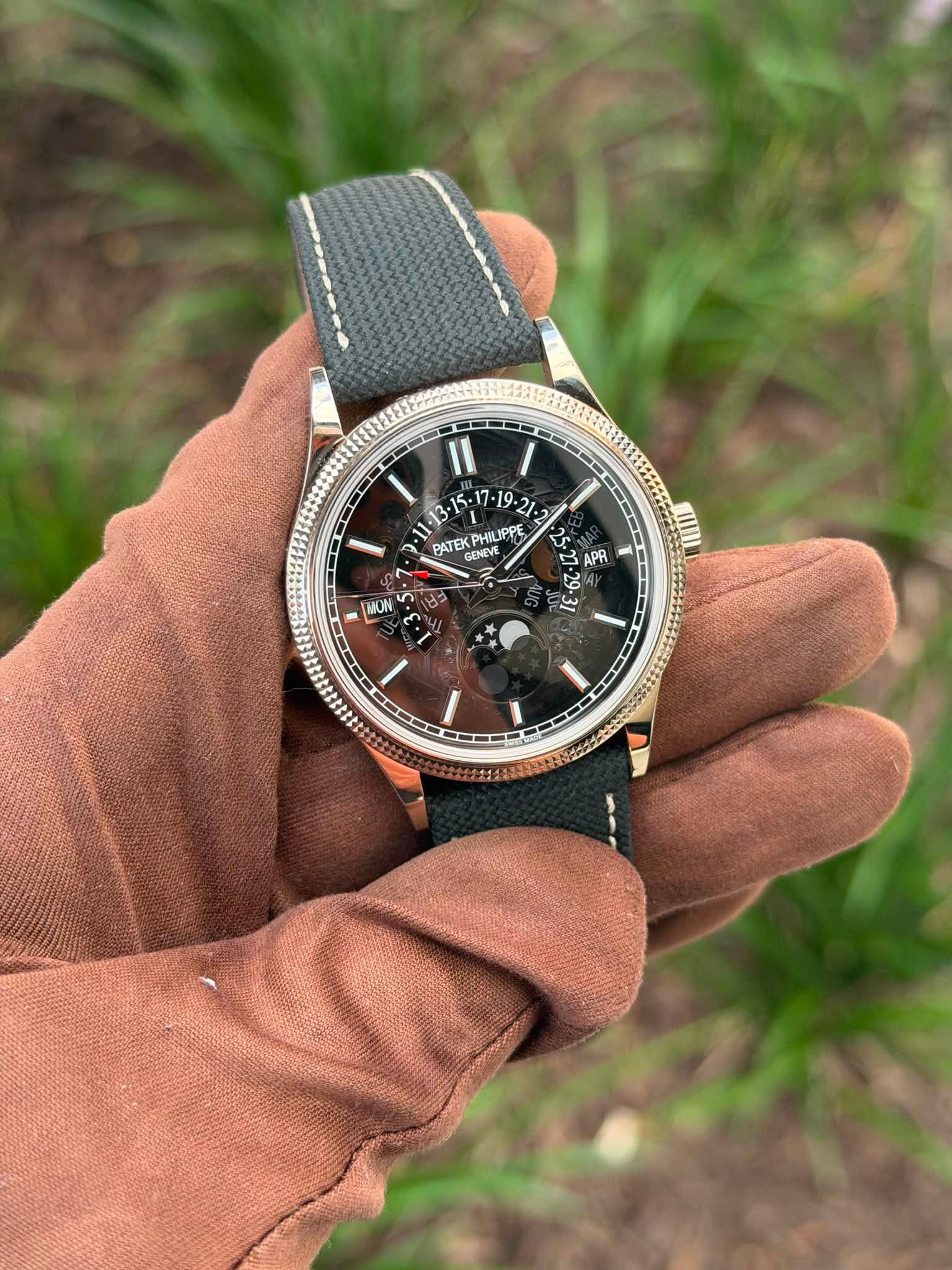 May be an image of wrist watch, leather and text that says 'Il 11-13-1 LIPPE PHILIPF 21-2 21. BATEK GENEVE VE BATEKPHILIPPE PPE E لا D APR જू 20 ج و E c 山つ MON ミ'