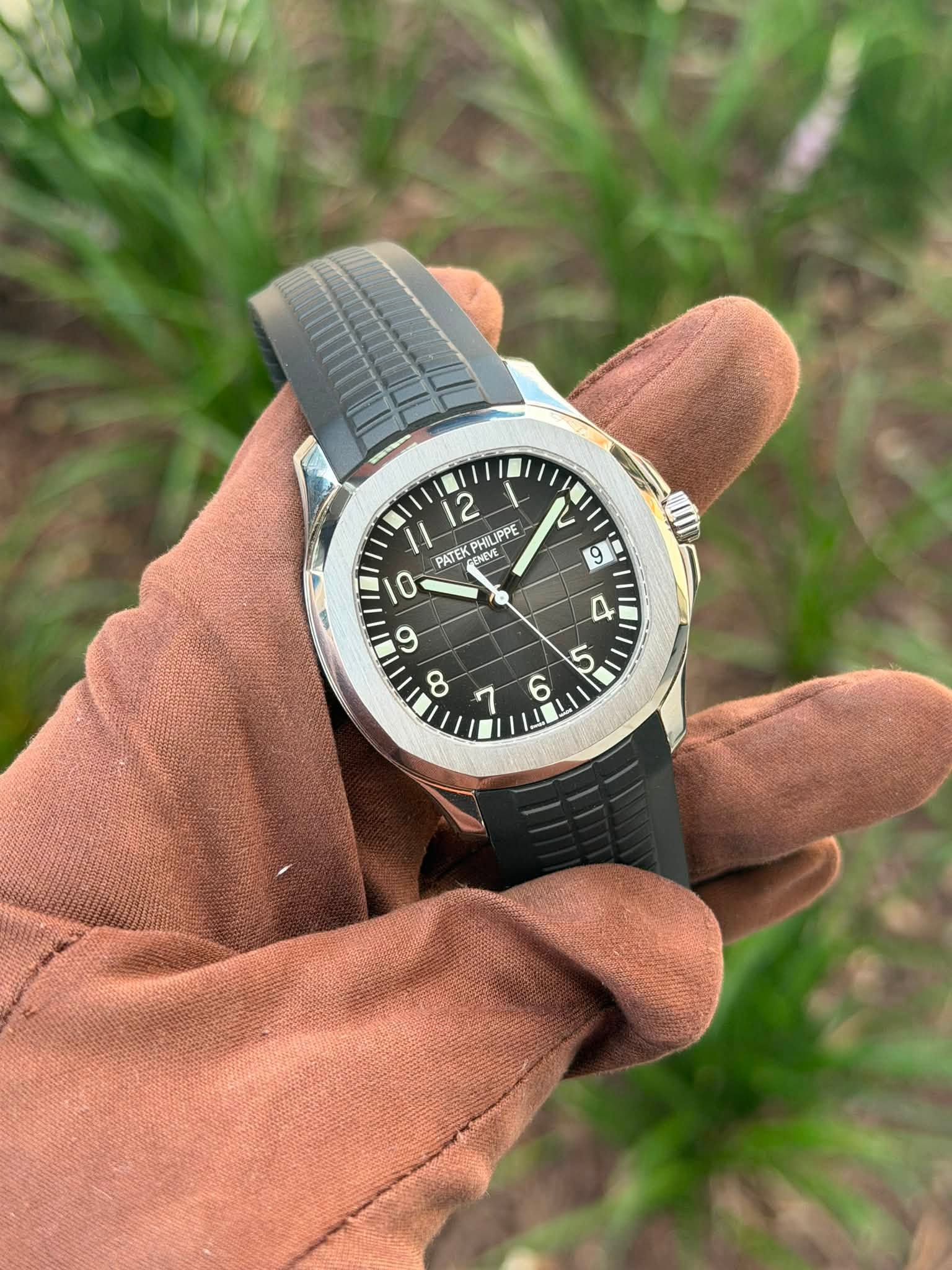 May be an image of wrist watch and text that says 'レ g 12 PHILIF HILIPP IPPE PATEK NEVE ENEVE 10 0 9 8 ای 7 6'