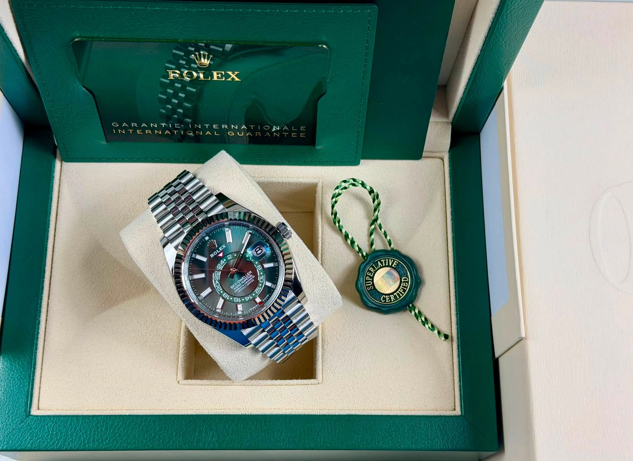 May be an image of wrist watch and text that says 'ROLEX EX NTERNA 2. 1 5 産 WE K ATIVE SUPE PER CE ED'
