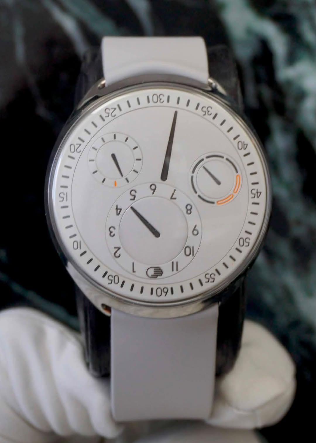 May be an image of wrist watch and text that says ' S6 100 حد םס SS 9 S 4 L 15111 50 וס ε 2 05 6 O, 11 09 0٩ I551 55 5'