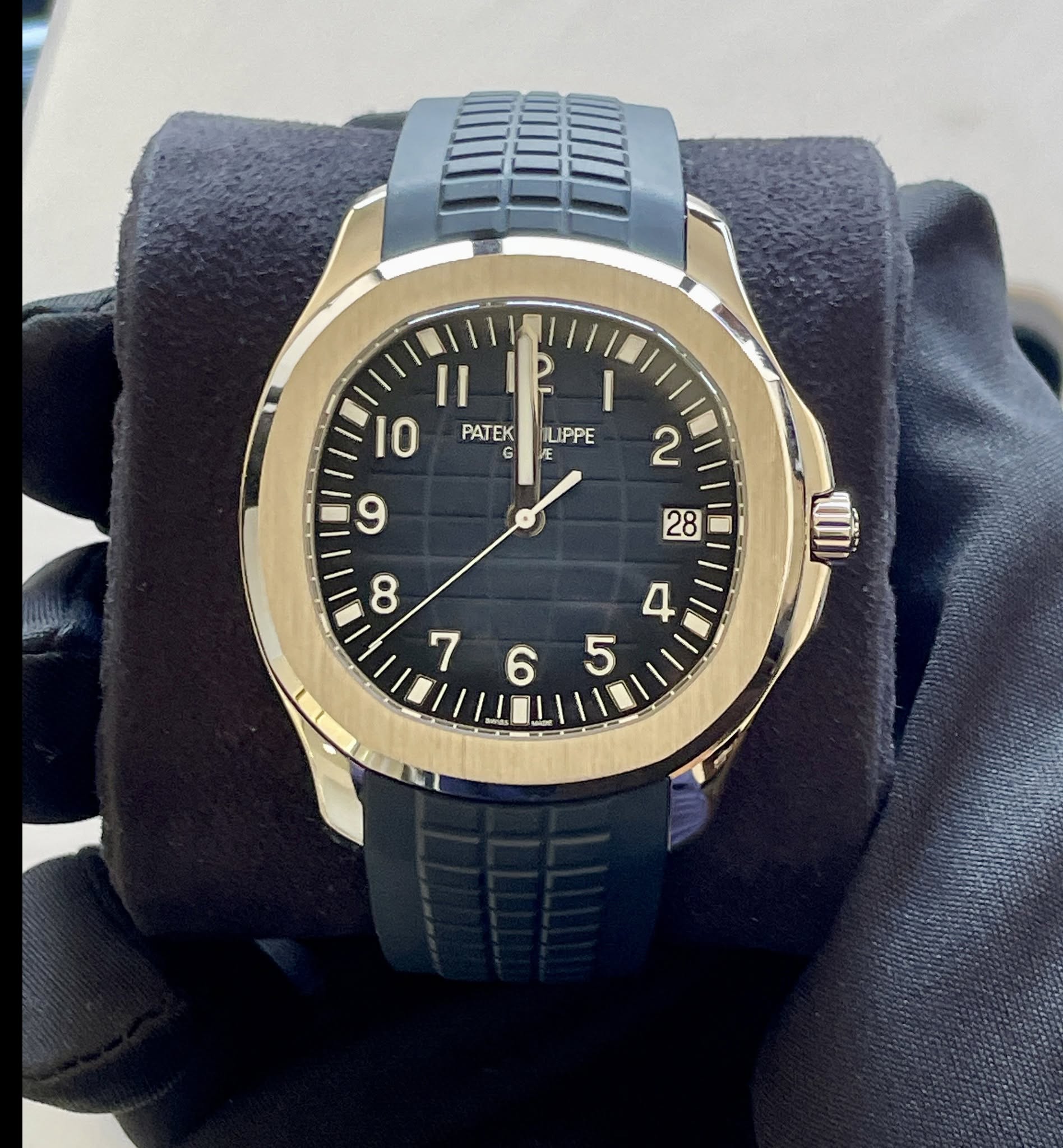 May be an image of wrist watch and text that says 'D PATEK IO LIPPE 2 9 I '