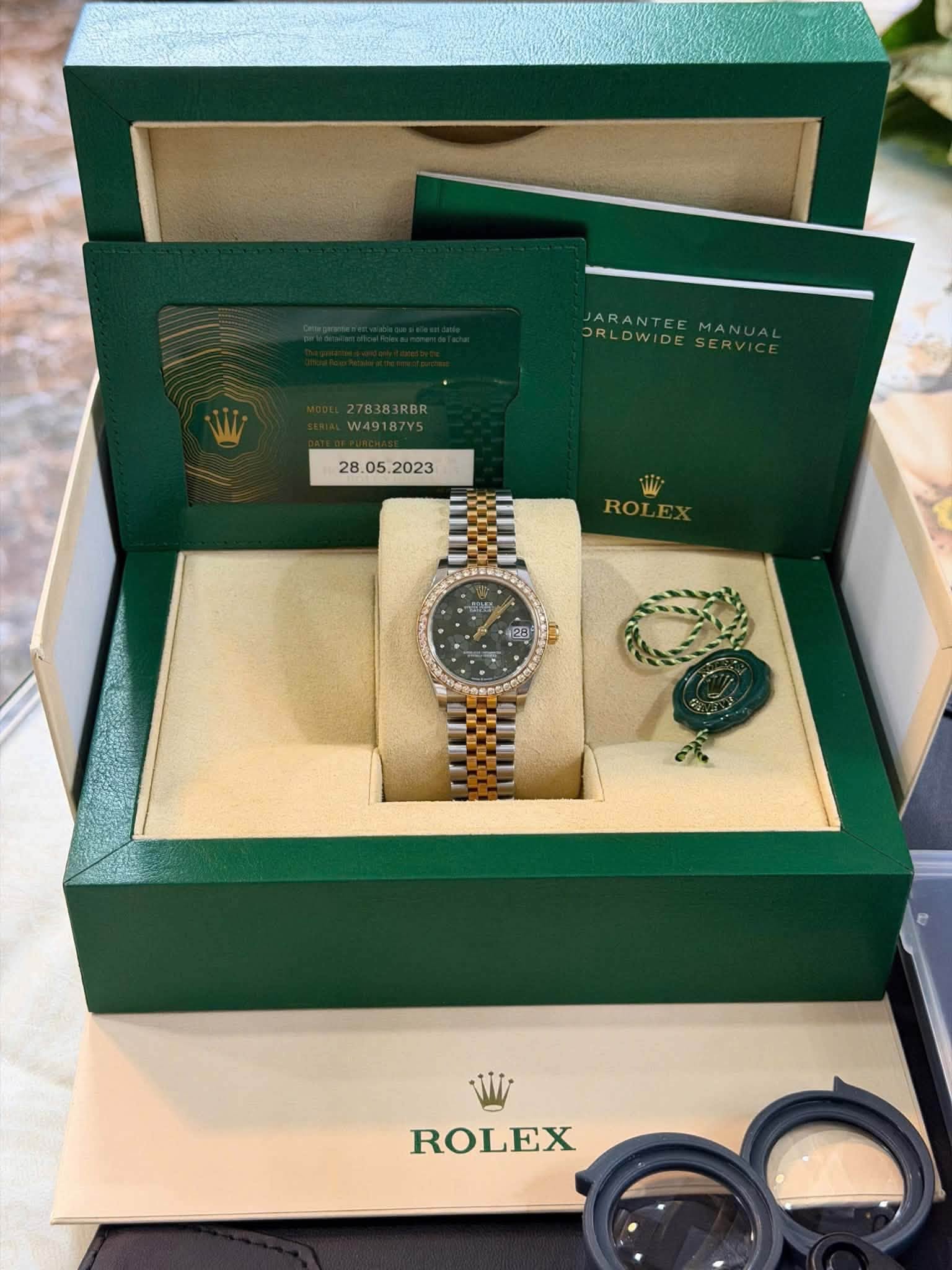 May be an image of wrist watch and text that says 'ORLDWIDE ORLDWIDEAN ARANTEE MANUAL JARANTEEMANUAL 78383RBR ROL ROLEX'