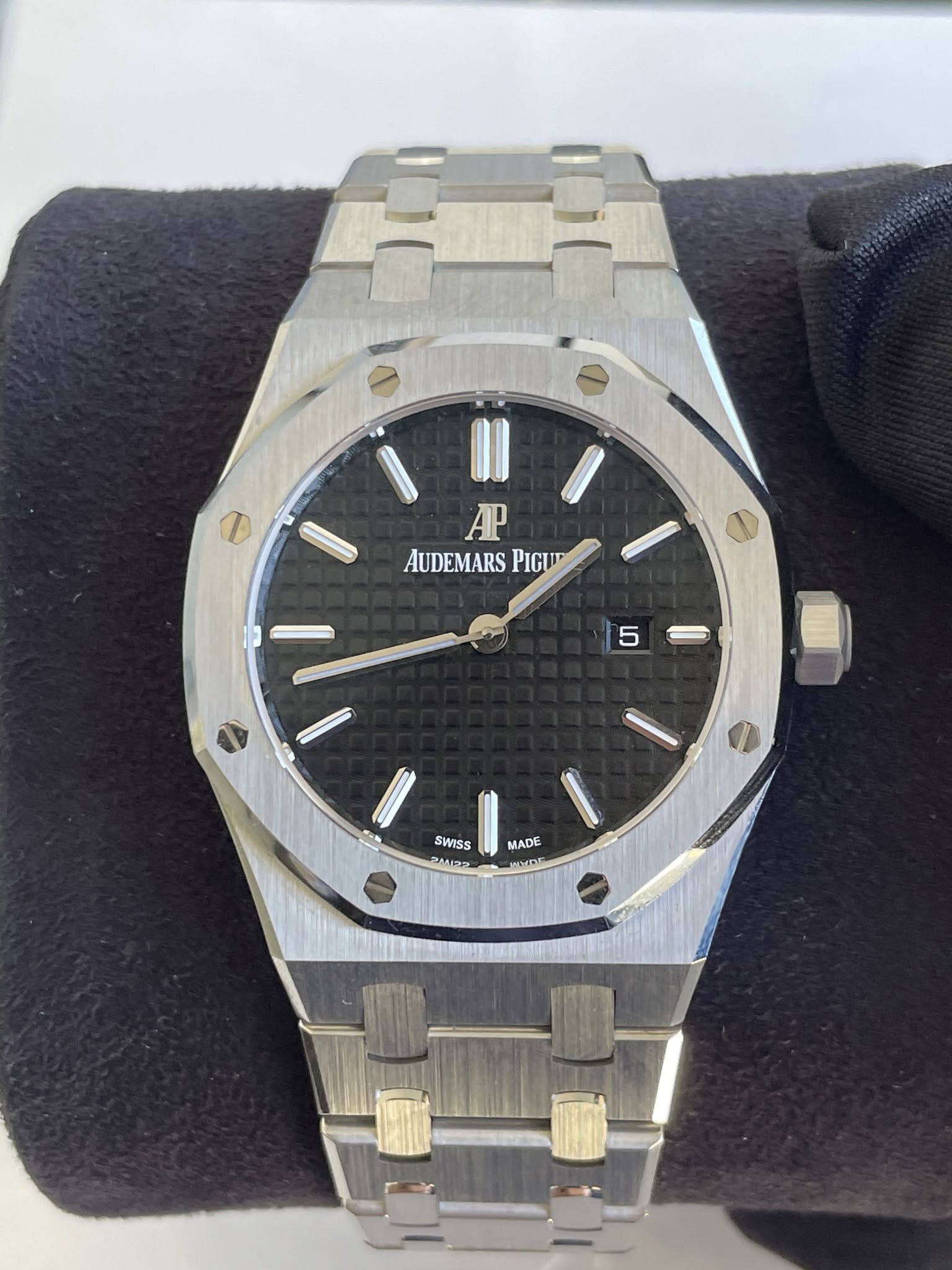 May be an image of wrist watch and text that says 'A AUDEMARSPIGUR AUDEMARS PIGUR 3 5 新 SWISS M92 MADE I 0'
