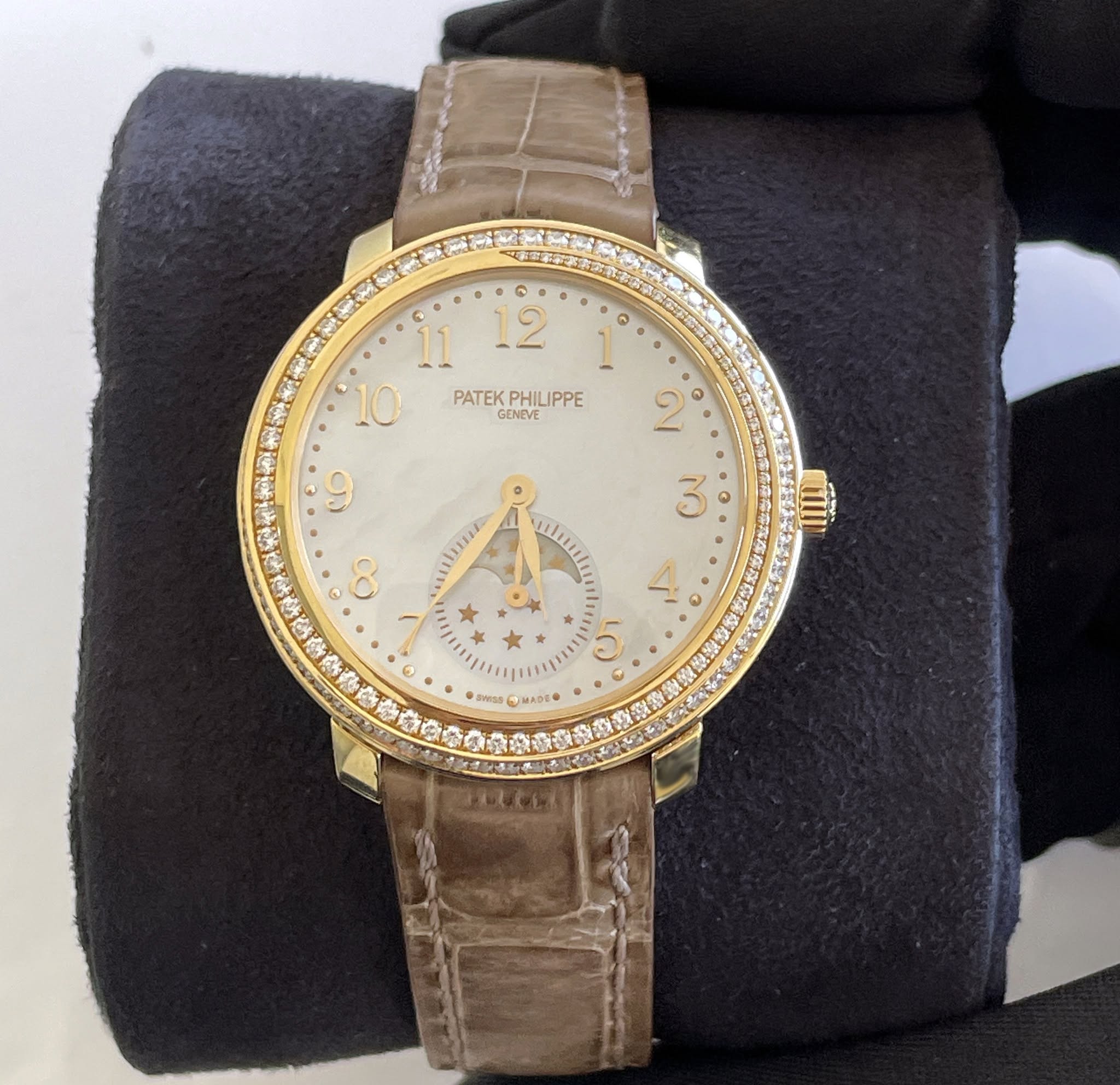 May be an image of wrist watch and text that says 'o 12 ဓ a 11 10 PATEKPHILIPPE PATEK PHILIPPE GENEVE co issE 8 ใ 3 nuti x A c כי' ¥ ي k ® SAISA MPE MAD- yMAP'