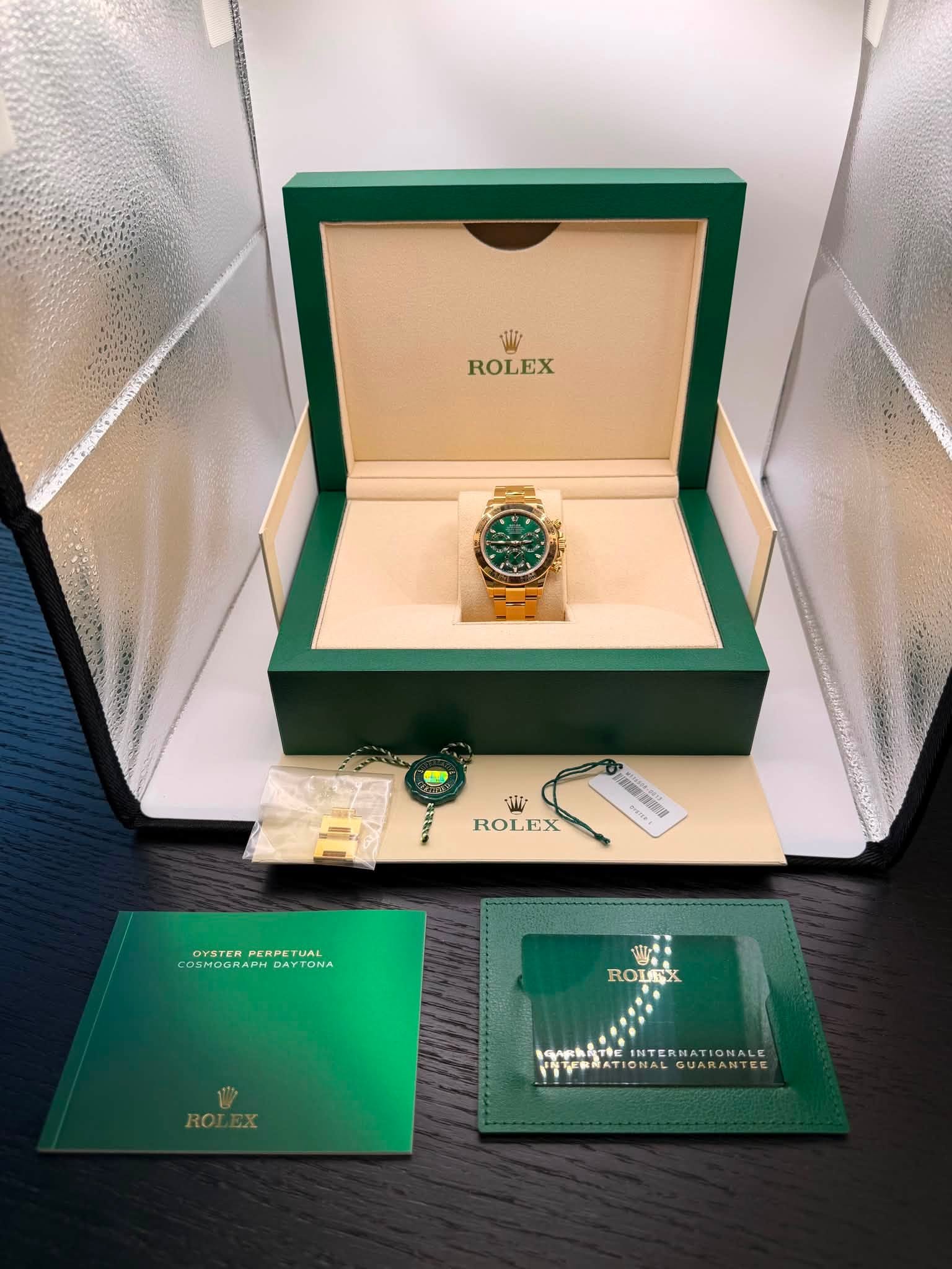 May be an image of wrist watch and text that says 'ROLEX 注 專海 WW ROLEX ROLEX X 1.生地 OYSTER OYSTERPERPETUAL PERPETUAL COSNOGRAPH DAYTONA COOREAATUAM ONA ー ROLEX CINTERI…