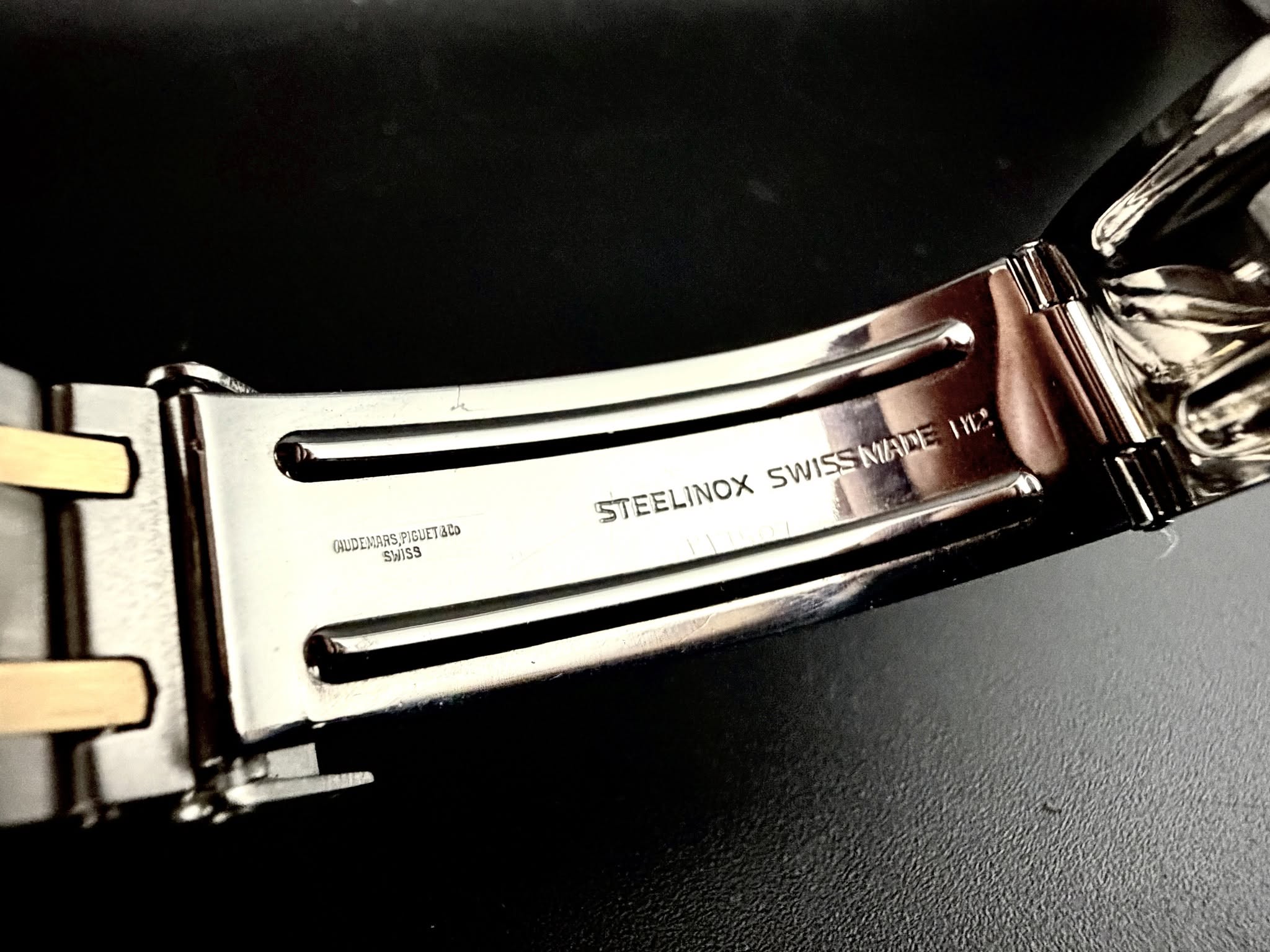 May be an image of wrist watch and text that says 'AUDENARS _ GANDENARS_PIGUET3ES ARS &Cs SWISS 拉凍 11 SWISSNALE MADE STEELINOX SWISSMADE SWISS N'