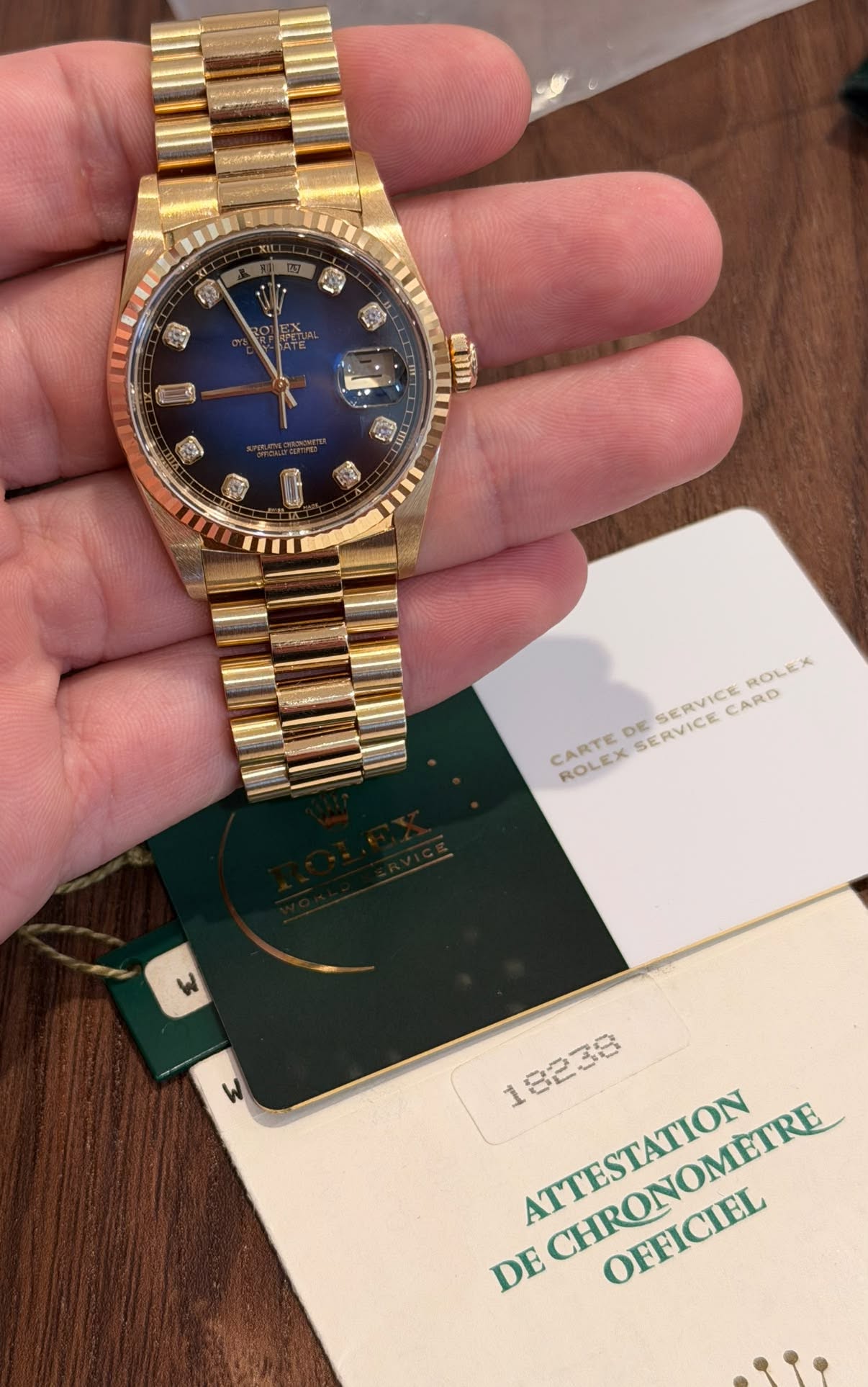 May be an image of wrist watch and text that says 'ক ทม HIO UI ROLEX SERVICE CARD CARTE DE SERVICE ROLEX 1 18238 ATTESTATION 32 DE CHRONOMETRE ATESTANTINTIN OFFICIEL OFFICIEL'