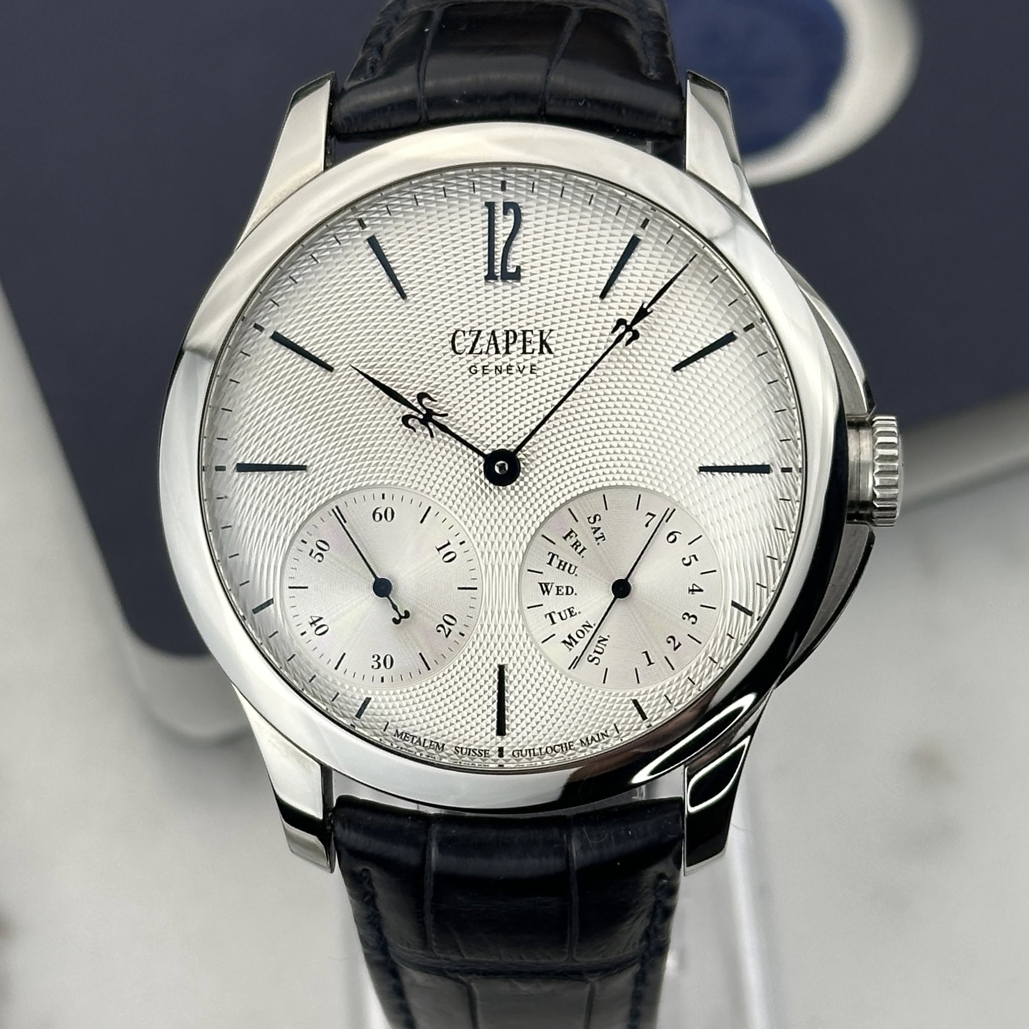May be an image of wrist watch and text that says '12 CLAPEK GESERE e OV مل aEИ 下地 THI THU r FBI 生 T WED. IUE MON MON UN 20 1 30'