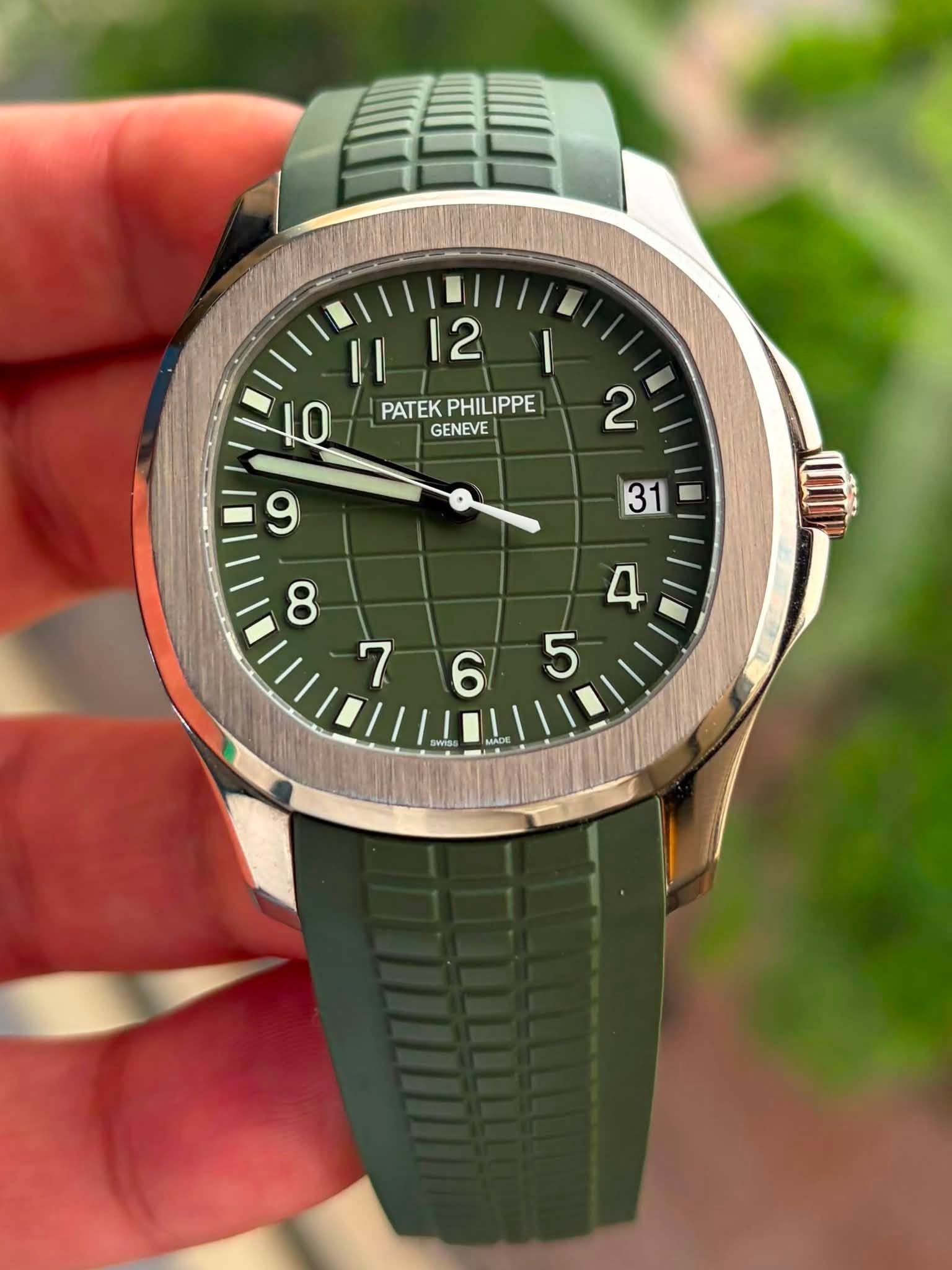May be an image of wrist watch and text that says '12 I I 10 PATEK PATEKPHILIPPE PHILIPPE GENEVE ٦ 765 6 5 MACS'