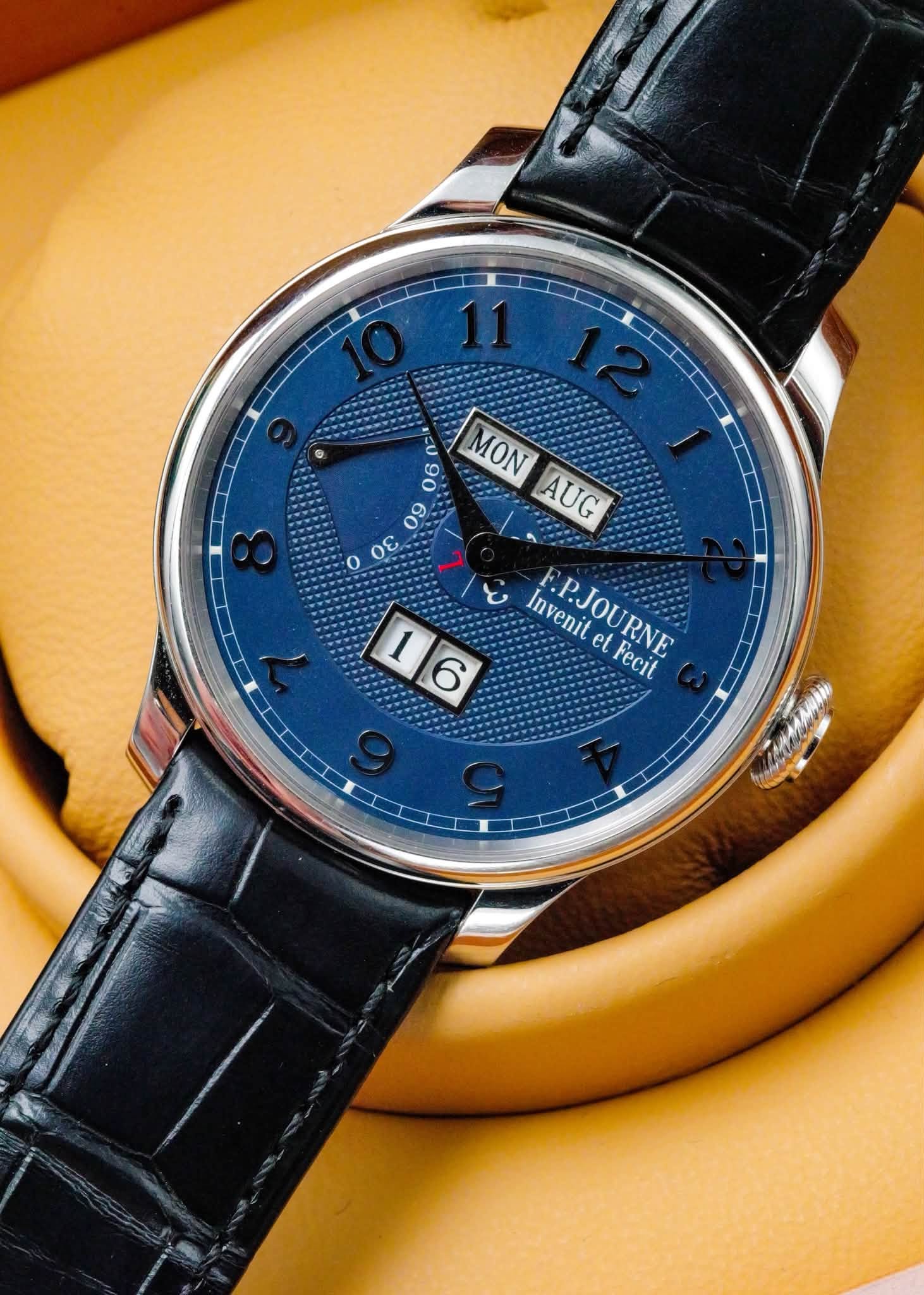 May be an image of wrist watch and text that says ' MON あ おん ن 09 AUG o θε ف د Invenit 16 F.P.JOURNE et Fecit 6'