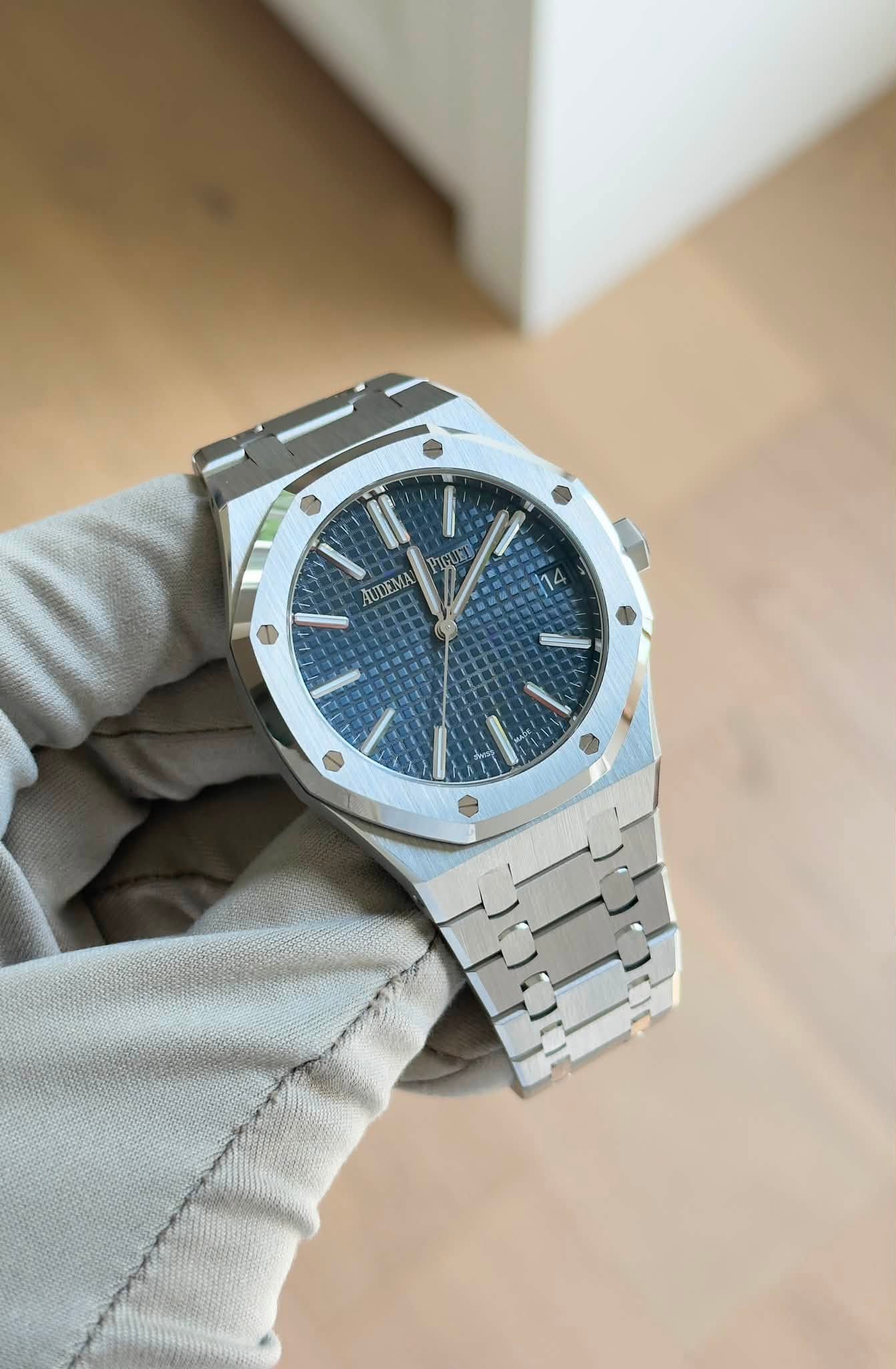 May be an image of wrist watch and text that says 'IUDEMA 14'