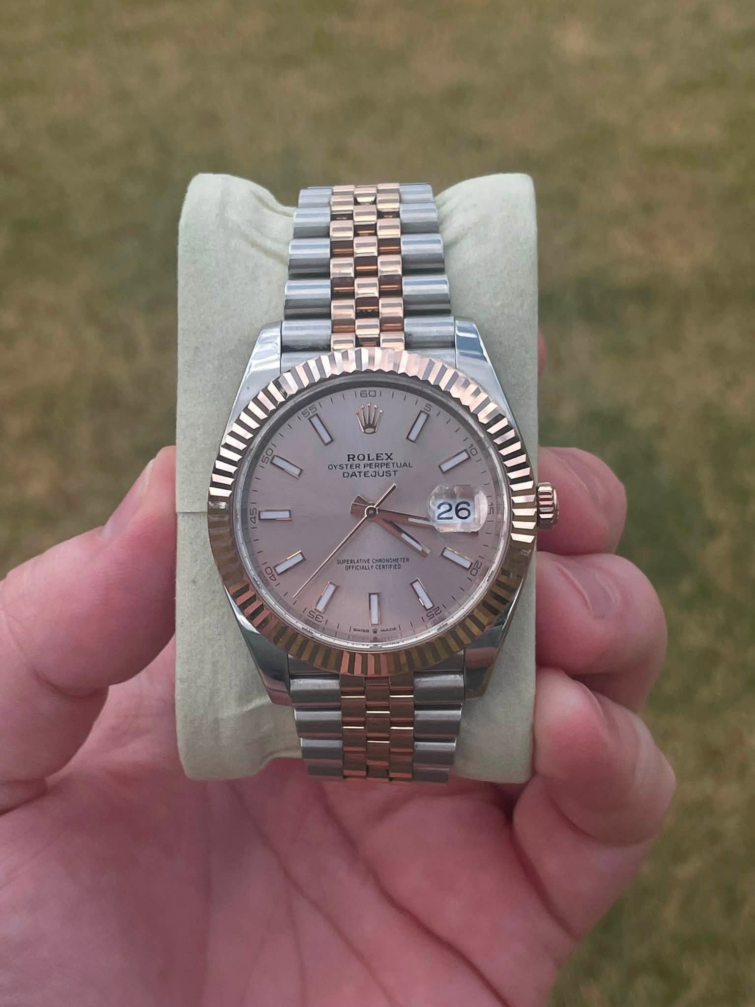 May be an image of wrist watch and text that says '2S 5 60 V E OATESUSTIAL YSTER ROI ROLEX LE EX OYS STERPERPE! HAeaL TUAL DATEJUST TEJUS EOUS 10 26 SEI'