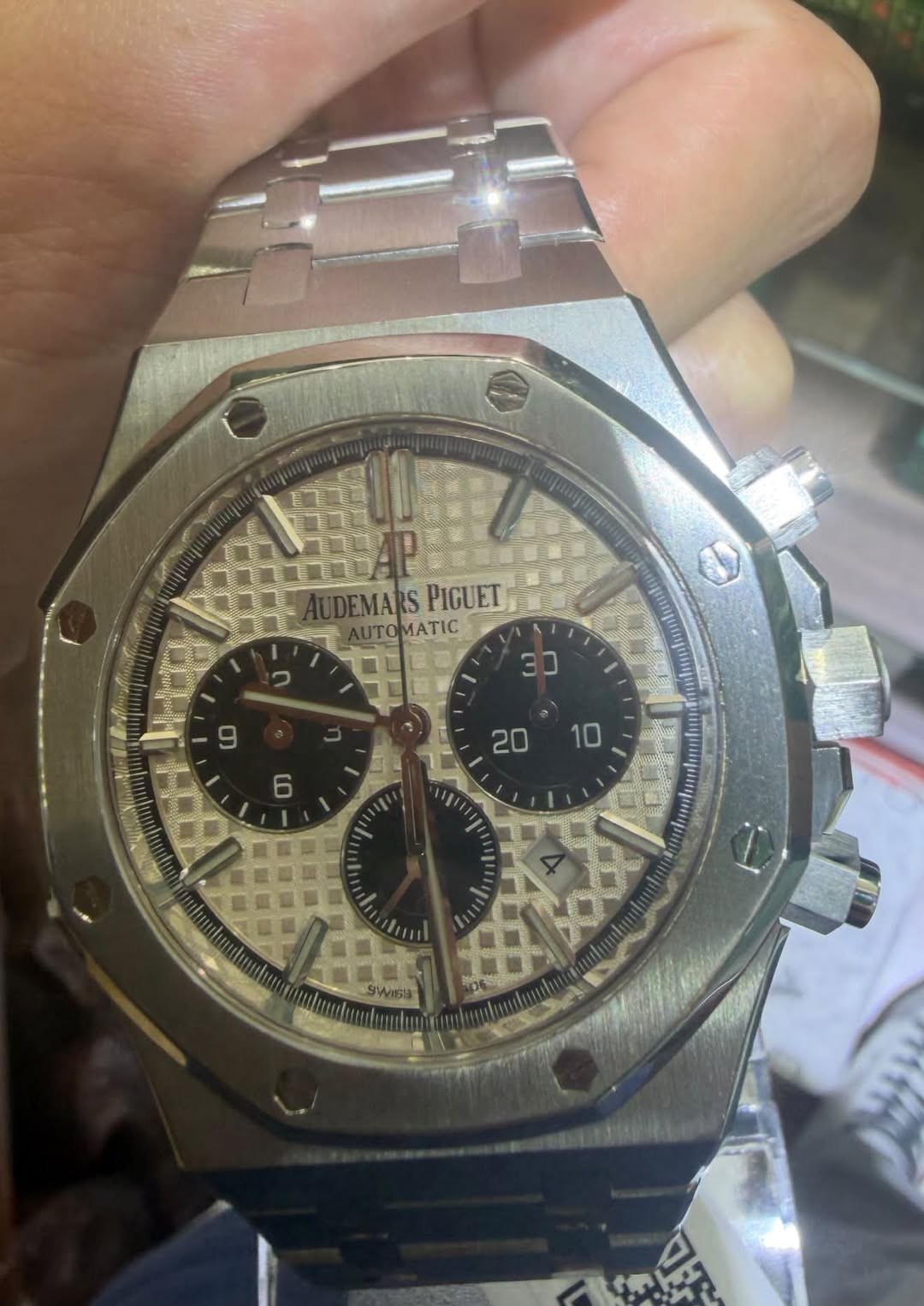 May be an image of wrist watch and text that says 'EMA S PIGUET UTO MATIC ١ 30 コ waiSosn 20 6 10 CIE'
