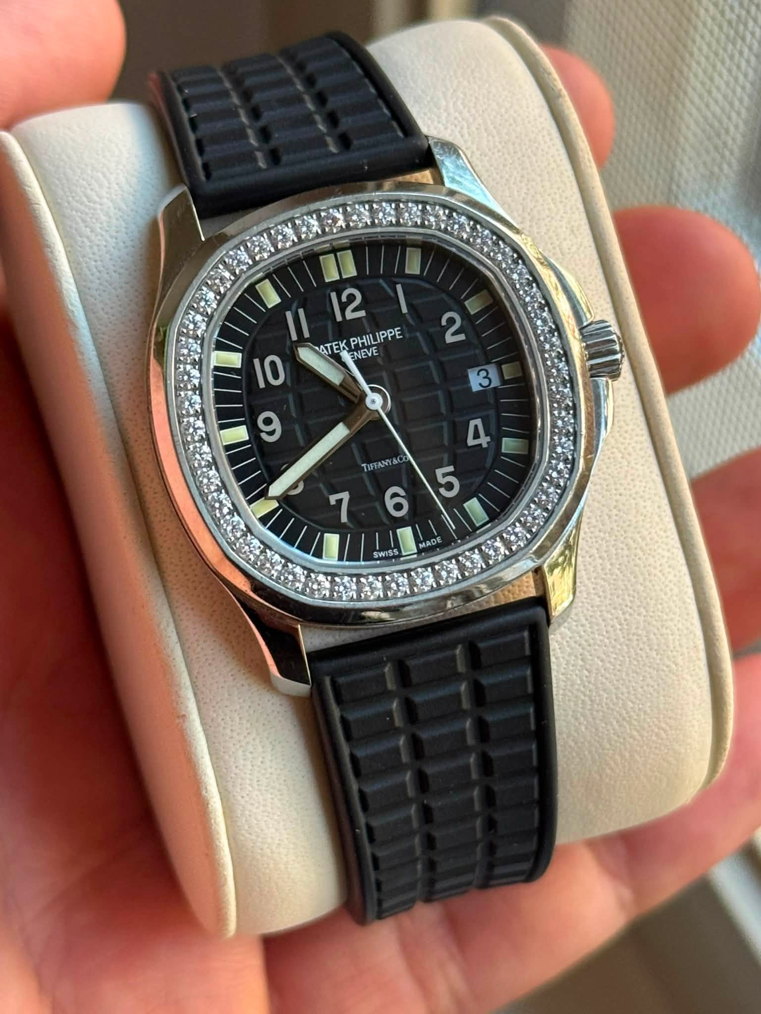 May be an image of wrist watch and text that says 'L " Il 12 NATEKPHILIPPE EKPHILI ATEK MTE PHILIPPE IPPE 10 NEVE 9 2 3 4 TUFEANY 7 6 5'