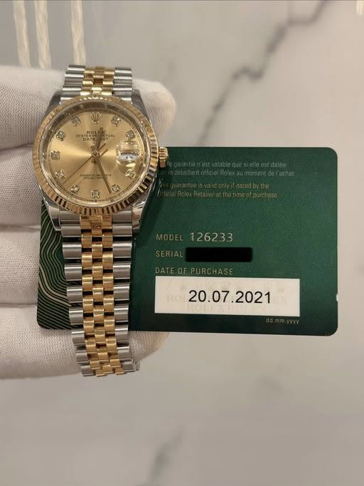 May be an image of wrist watch and text that says 'YSTER- DATE TUAS 今 3 ወበኒ ወ፡ '