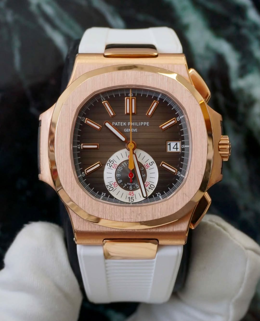 May be an image of wrist watch and text that says 'PATEK PATEKPHILIPPE PHILIPPE GEN GENEVE EVE 14 ယ ှ်တ 10 20 5 U 0C 60 o R I 15 45 c 10 O'
