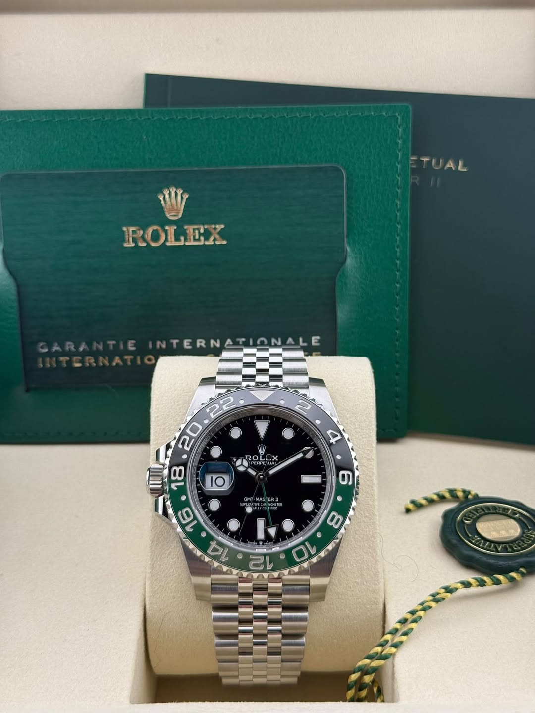 May be an image of wrist watch and text that says 'TUAL ROLEX TERNATIONALE 2 4 ২ -ROLI ROL X ว. 2 20 E L 8 12 10'