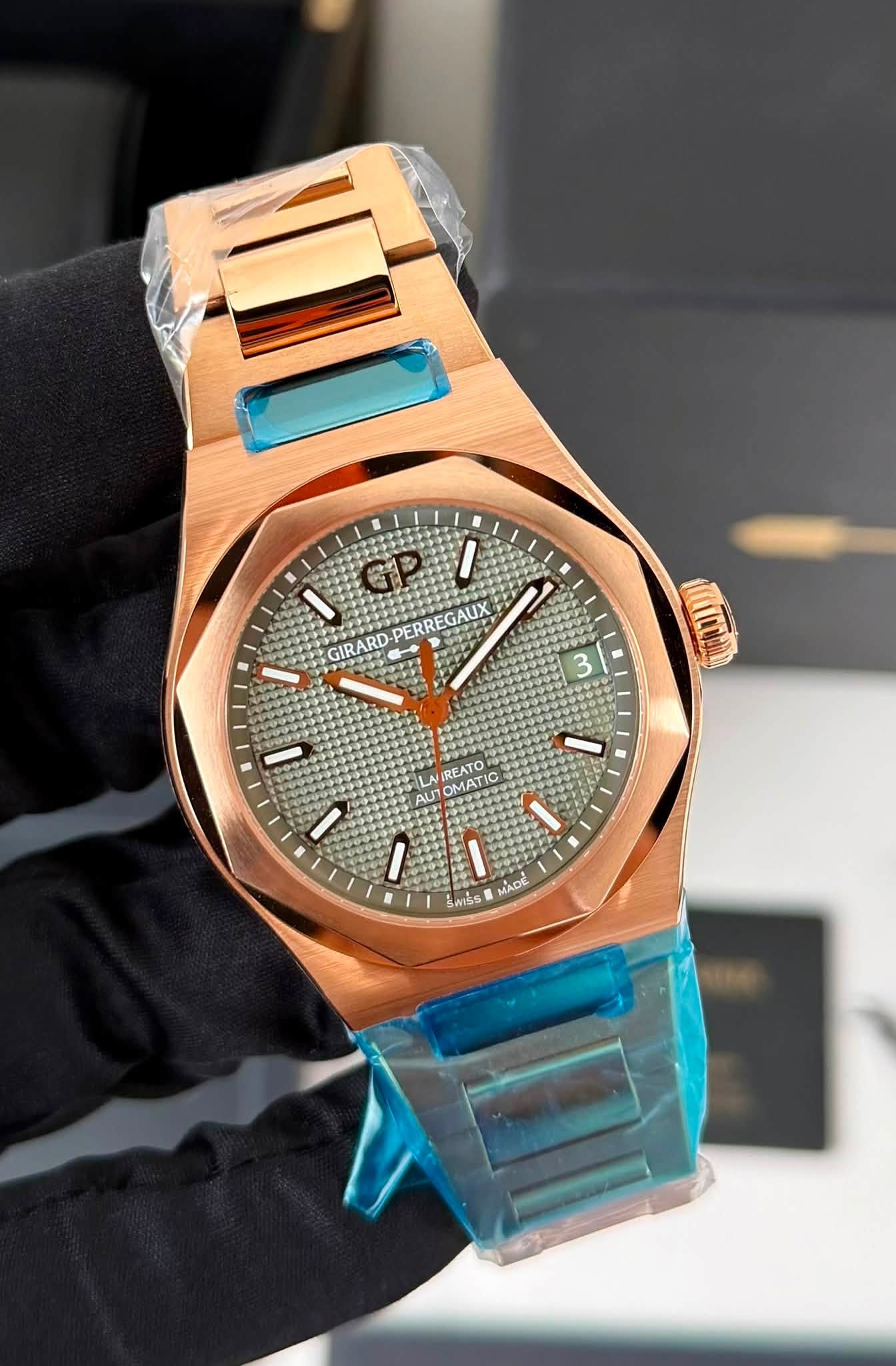 May be an image of wrist watch and text that says '守P 智だ I GIR GIRARD-PERREGAUX ARD PERREGAUX GIRARD 3 Iac LA IREATO OMATIC C AUT / I MADE % 9 Swiss 税'
