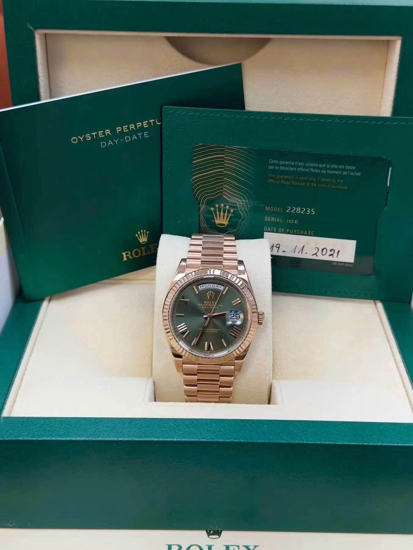May be an image of wrist watch and text that says 'PERPETL OYSTER DAY OYSTERPERPETL YSTERPERRET DAY-DATE DATE 대한리도TA2 I 29 III طلقك'