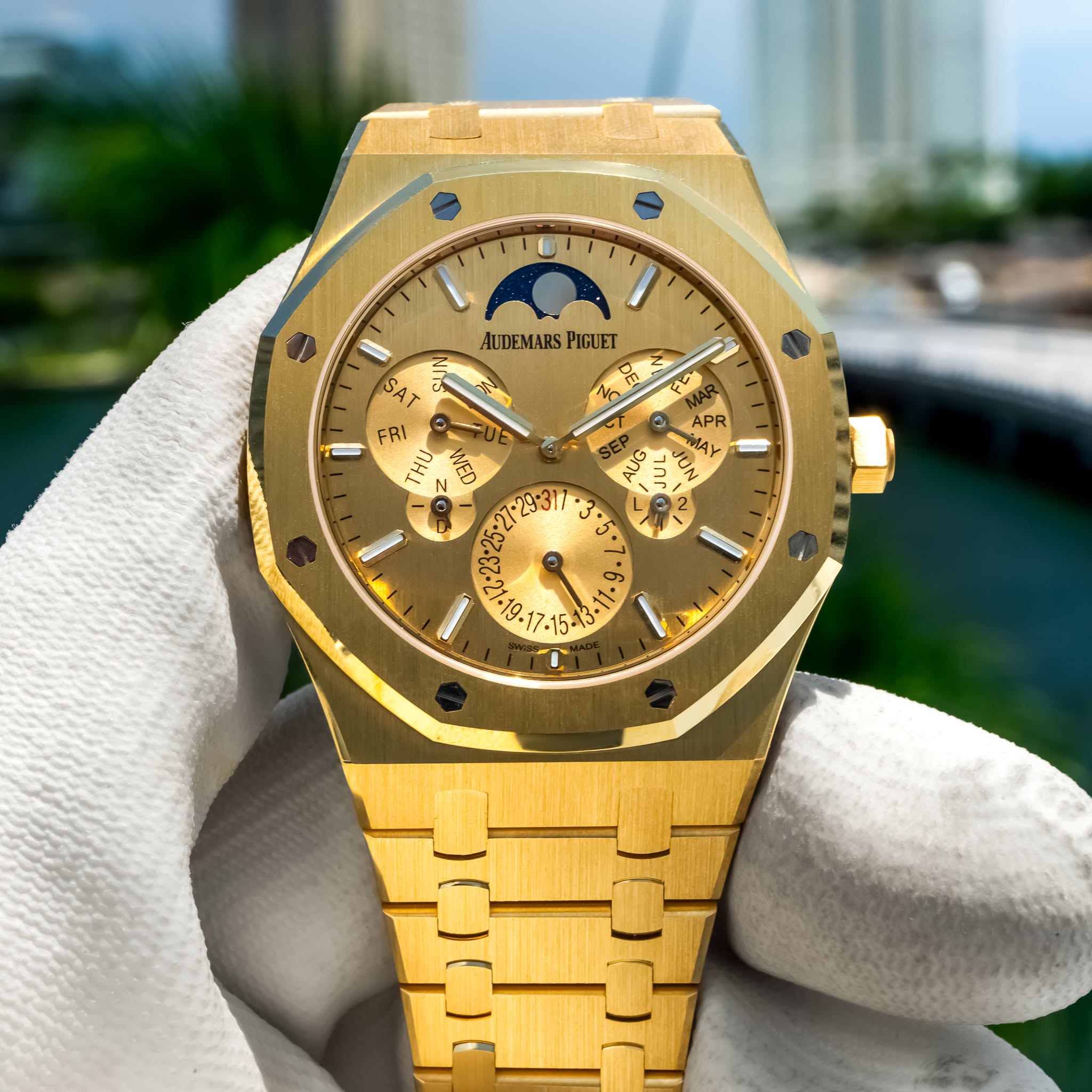May be an image of wrist watch and text that says 'I AUDEMARS AUDEMARSPIGUET PIGUET m 恭 م APR iA AUG ١ 1 FRI THU ិកុី WED 9: Pa 5. OSSS000'