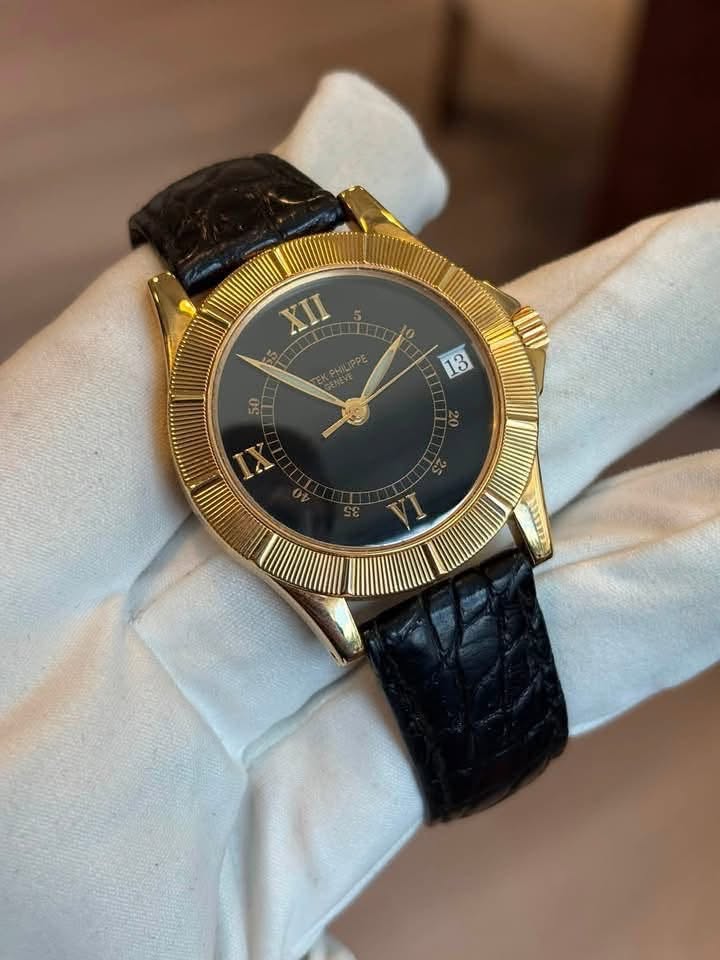 May be an image of wrist watch and text that says 'XII က من 80'