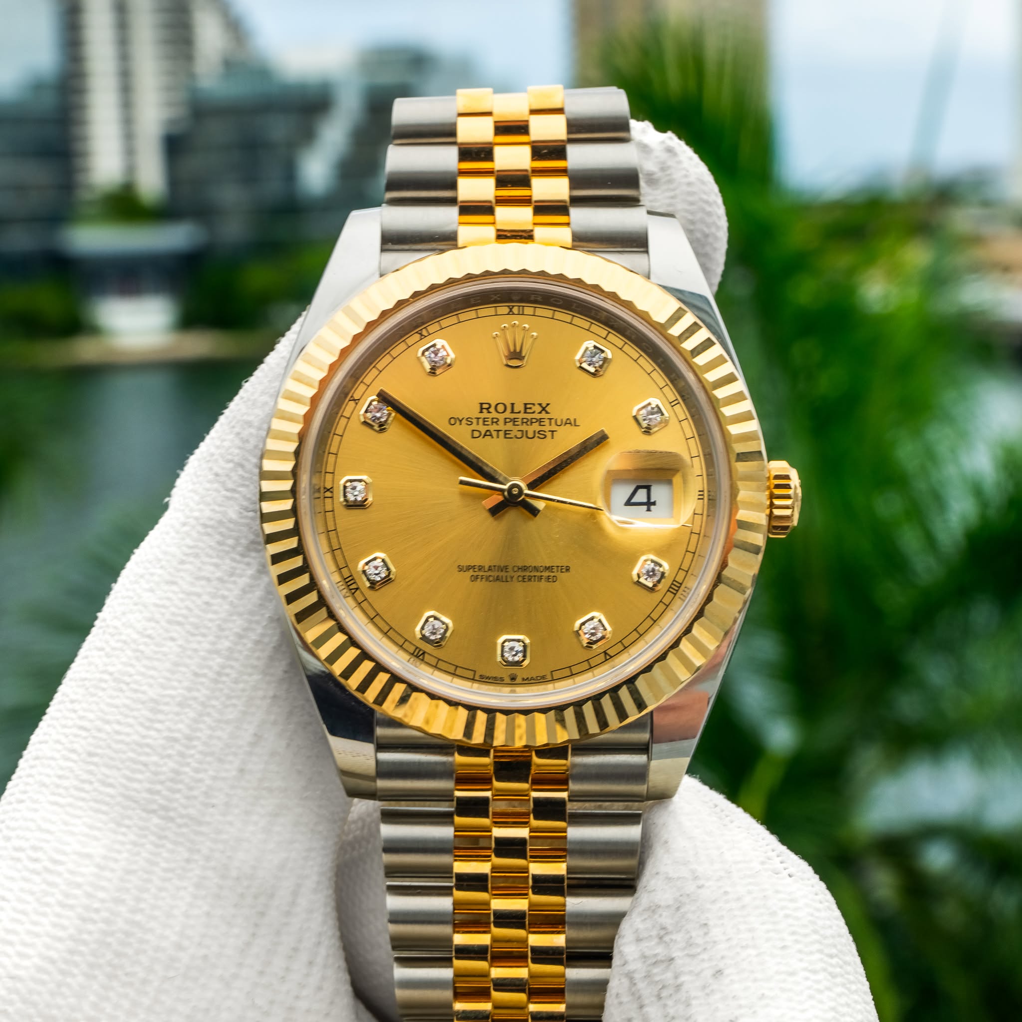 May be an image of wrist watch and text that says 'ንልክ መ R OYSROLEXUAL ROL OYSTE OYSTER e ROLEX X PERPETUAI TUAI DATE DAT EJUST VA 税 4 A 仙 ジ LI S'