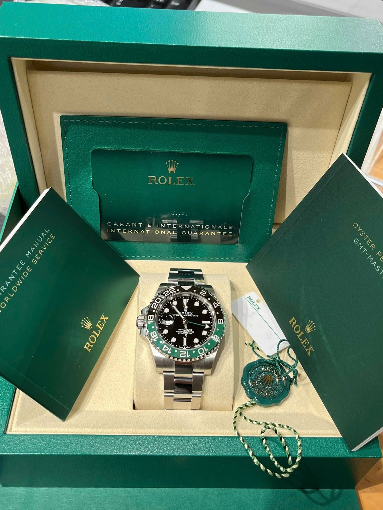May be an image of wrist watch and text that says 'ROLEX ROL ..... ARANTIEINTERNATIONAL ARANTIE INTERNATIONAL NTERNATIONAL GUARANTE MANUAL SERVICE RLDWIDE COWIDE ANTEE Ο OY GMT-MAS…