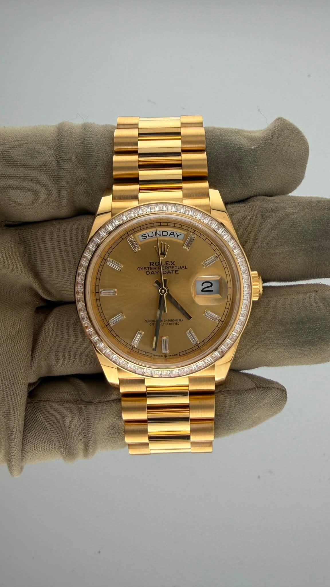 May be an image of wrist watch and text that says 'SUNDAY SU NDAY ن L0 お0 ー ፅች shit 2 I'