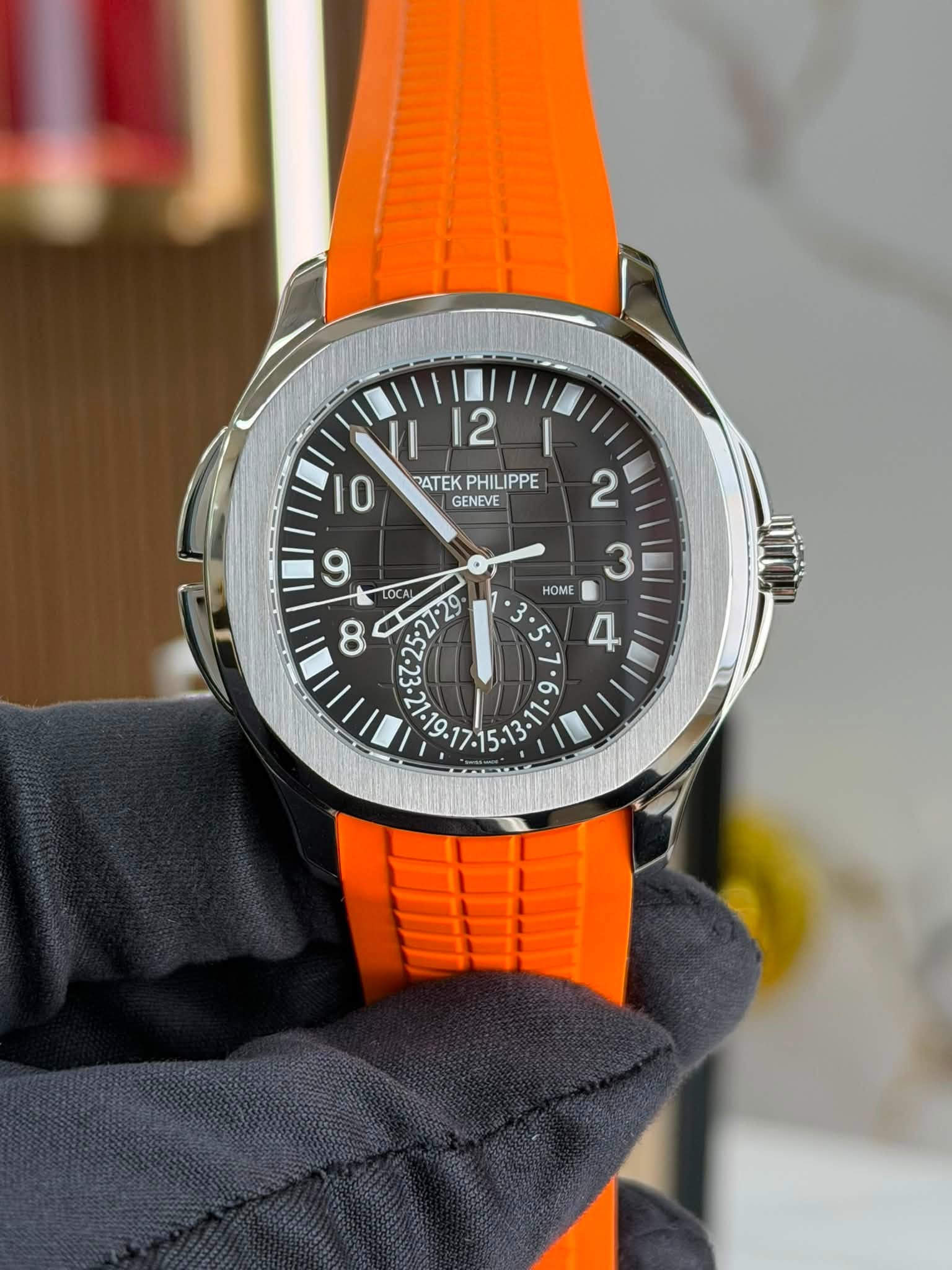 May be an image of wrist watch and text that says '2 II I 10 PATEK PATEKPHILIP PHILIPPE GENEVE 2 3 9 E1252/29 HOME 8 LOCA 5-2729. ب . و 9 1'