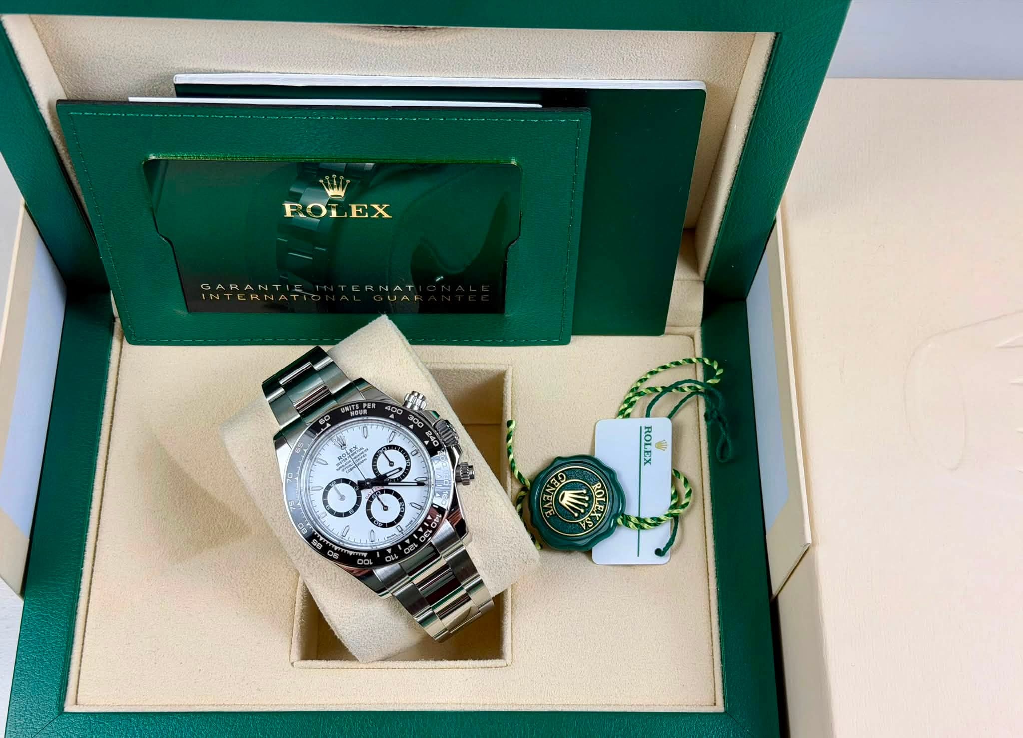 May be an image of wrist watch and text that says 'FOLEX FOI EX 頃橃旮半 0 ROLEX WI ROM ROLE'