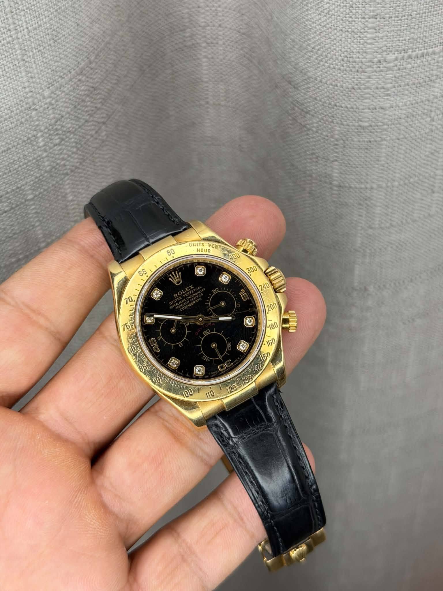 May be an image of wrist watch and text that says 'UNITS રम 60 O AOU 300 မန် 0 240 T0 GENI 200 ራ -100 60 পો ገር an 100 110'