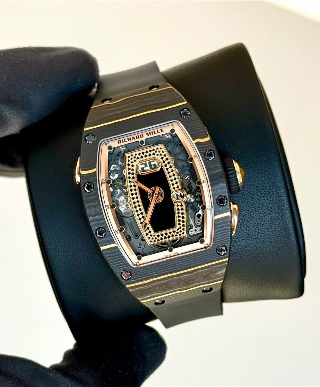 May be an image of wrist watch and text that says 'MILLE RICHARD 26 2 チす日 G'