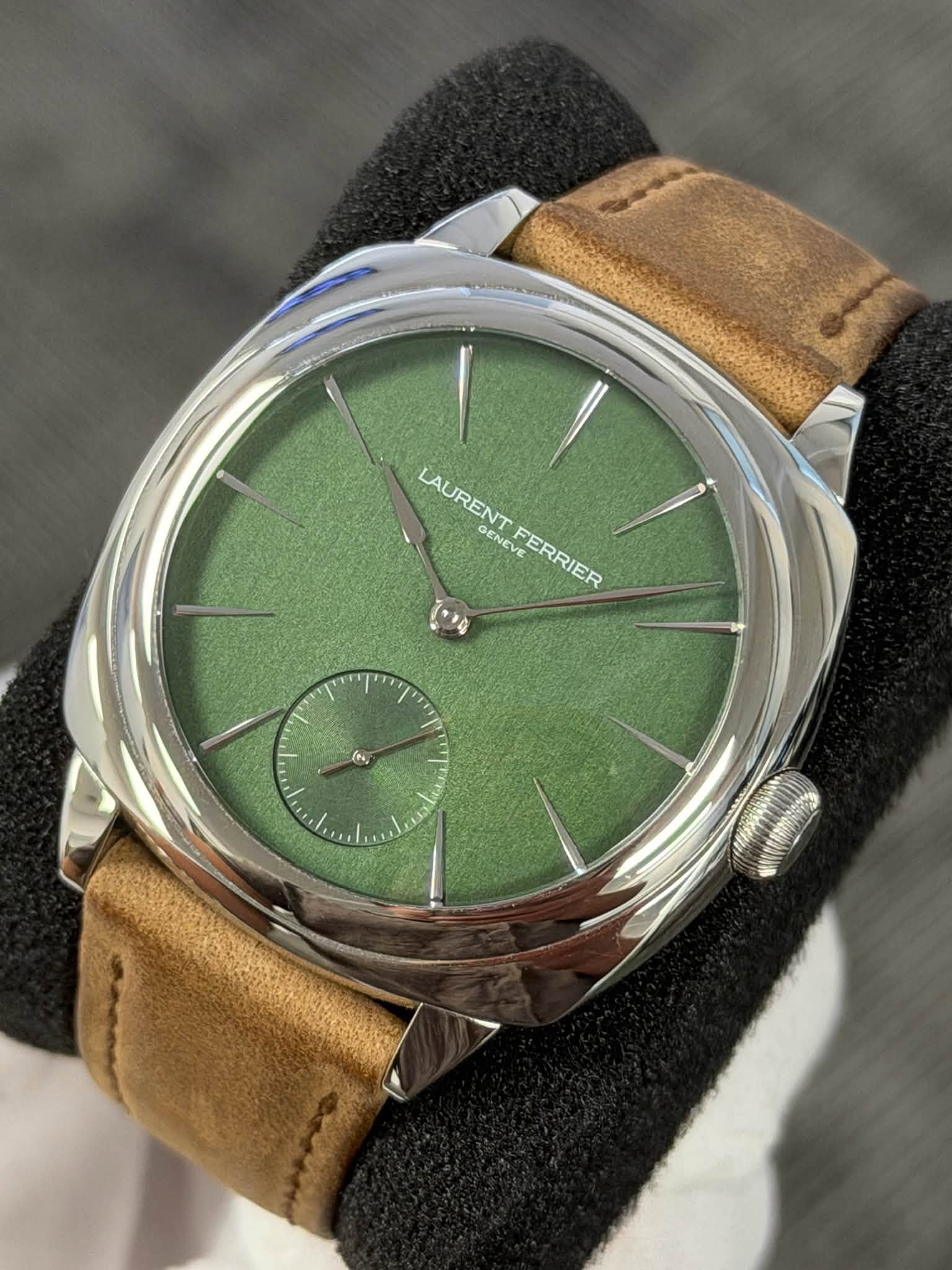 May be an image of wrist watch and text that says 'LAURENT LAURENT VT GENEVE ENTFERRIER LAURENTFERRIE ENCV FERRIER ) 7 LTT cT'