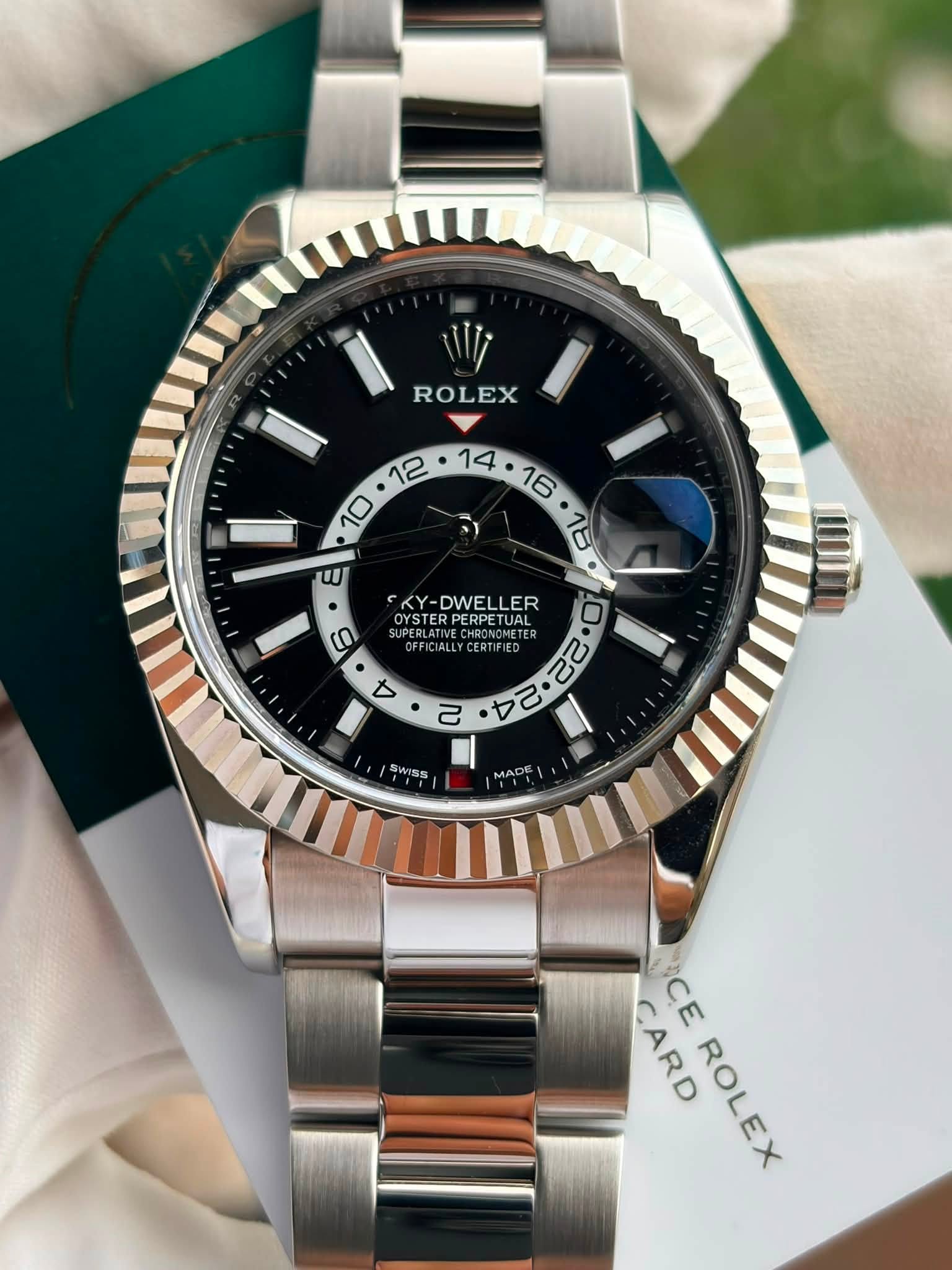 May be an image of wrist watch and text that says 'ROLEX I II 8 10 18 KY-DWELLER OYSTERPERPETUAL OYST UPERLATIVE.CHRONOMETER 0 9 t 2 a SWISS MADE CARD RICE CE ROLEX'