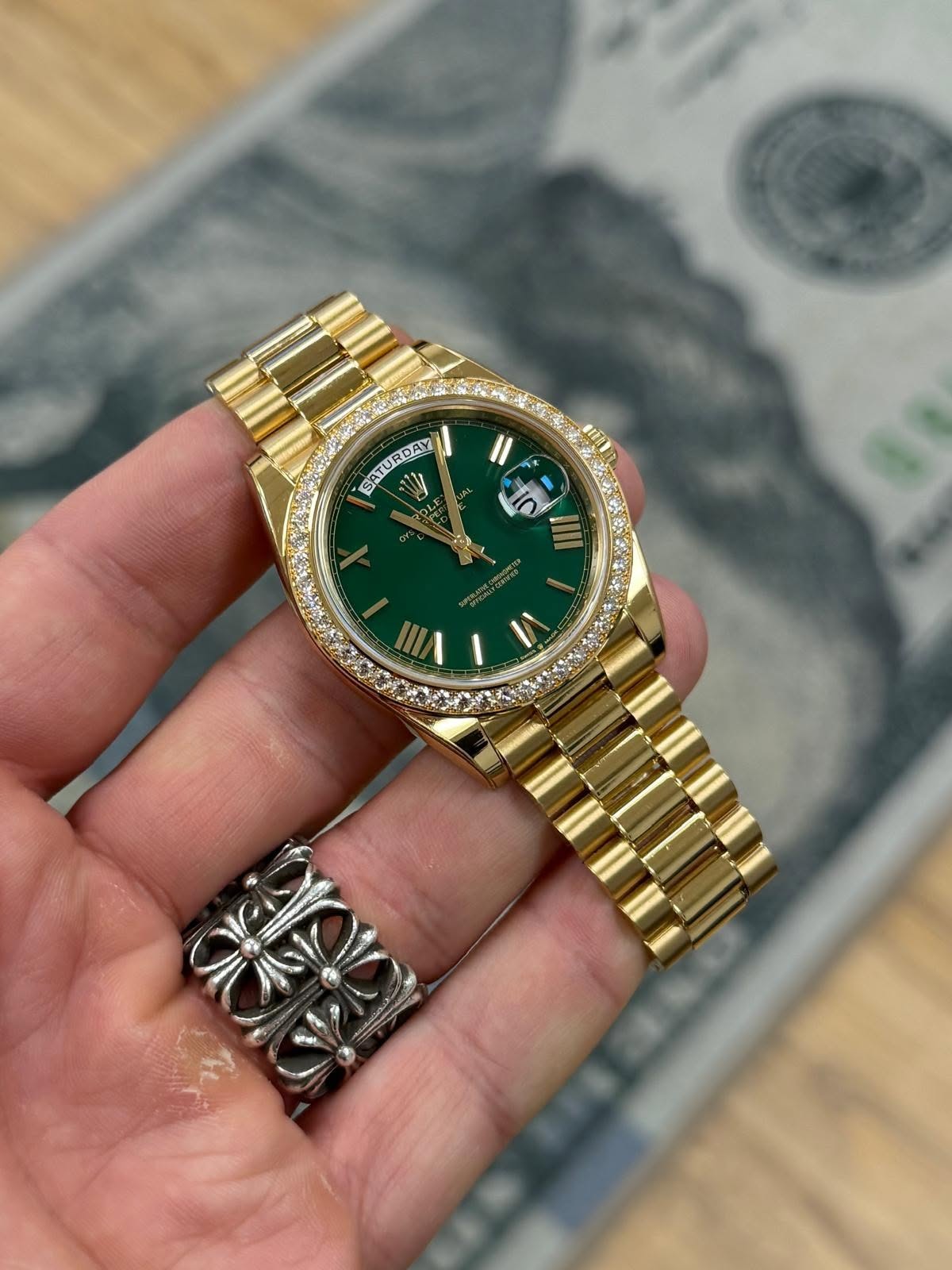 May be an image of wrist watch and text that says 'SATURDAY + Ln 10 -'