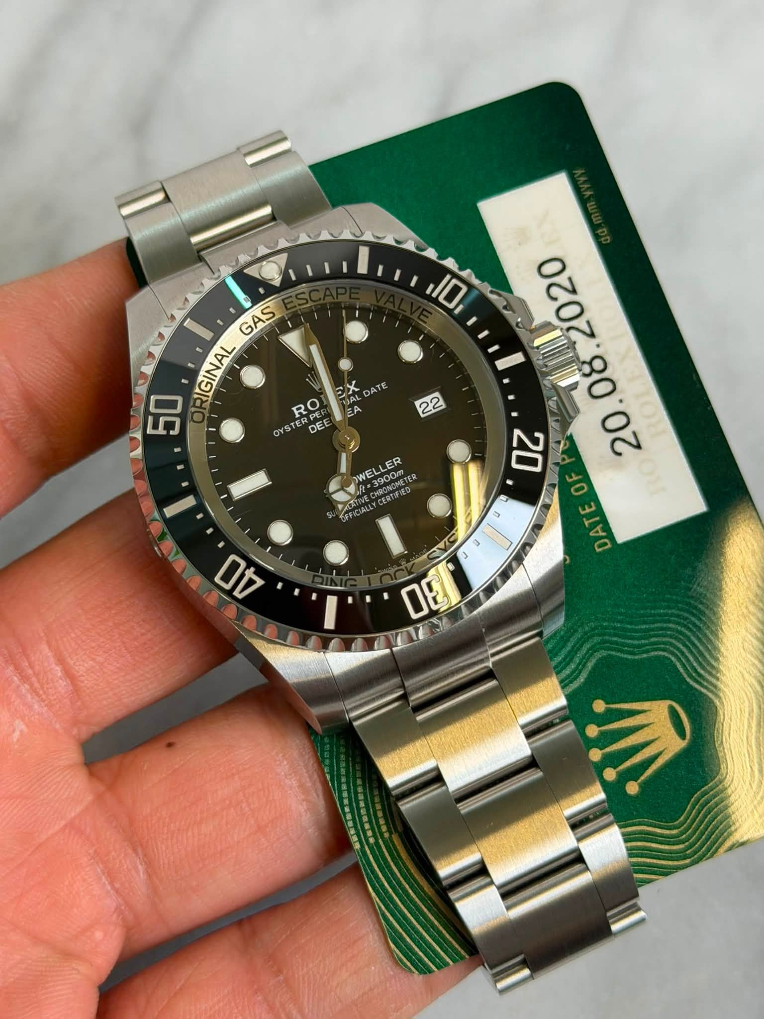 May be an image of wrist watch and text that says 'GAS GINAL 50 X A RO DE DE 22 WELLER 3900m CHRONONETER WELLER 10 20 O 2 SIIP DATE DA 4O 30'