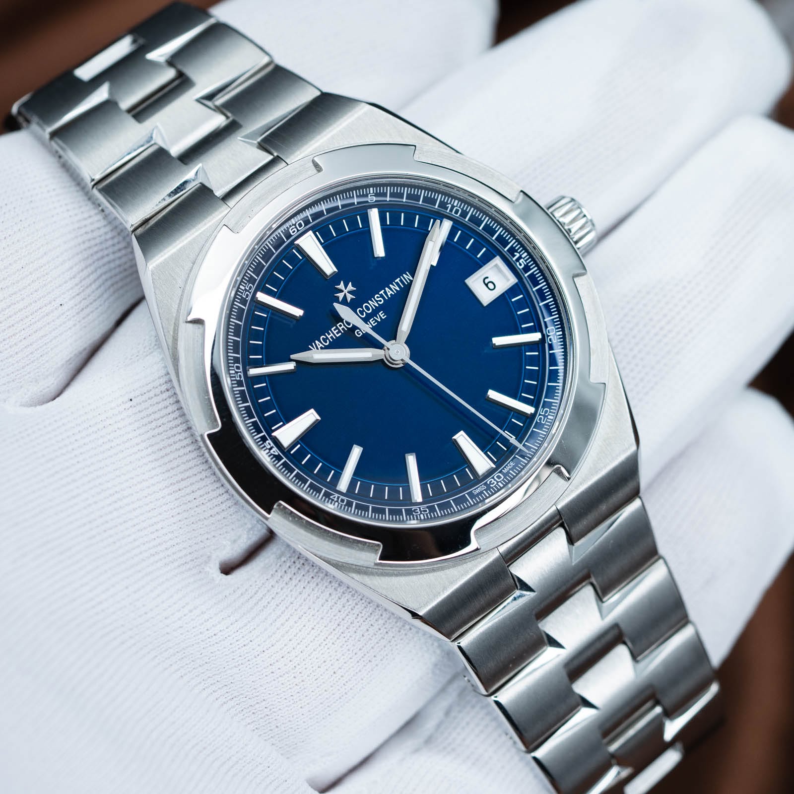 May be an image of wrist watch and text that says '10 15 و 人 CONST CONSTANTIN EVE EVE STANTIN VACHERO'