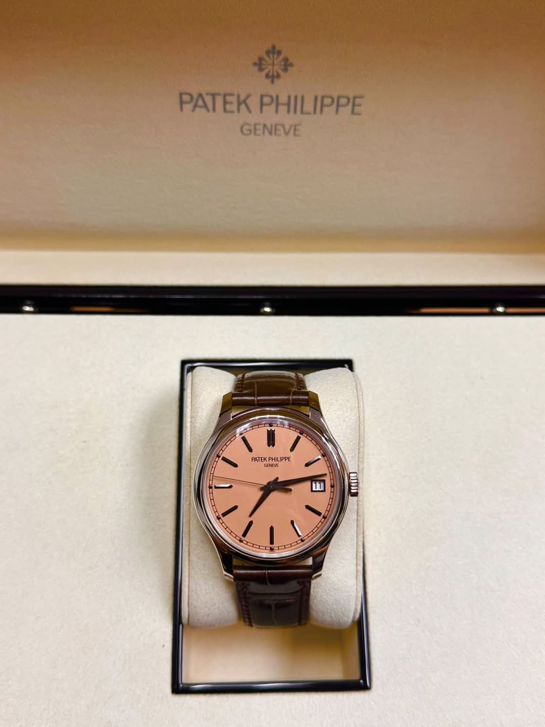 May be an image of wrist watch and text that says 'PATEK PATEKPHILIPPE PHILIPPE GENEVE FATEKPHLIPPE JPPE FATEH DNDA للا mA'