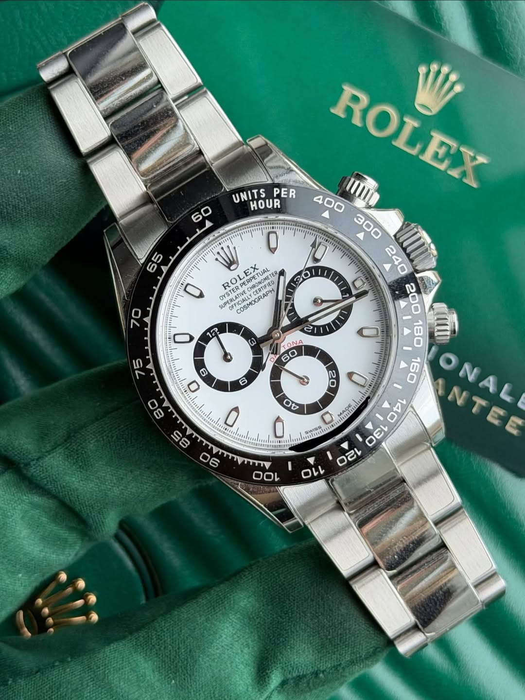 May be an image of wrist watch and text that says 'UNITS PER HOUR 2C ο 1 0 ROLEX OEFICIALLYCERIOM SFCSALLYCERT球徒動 PERPETUAL EX RPETUAL HOかOM焼だ OYSTER OYSTERP OCRLATIVE SUPERLAT…