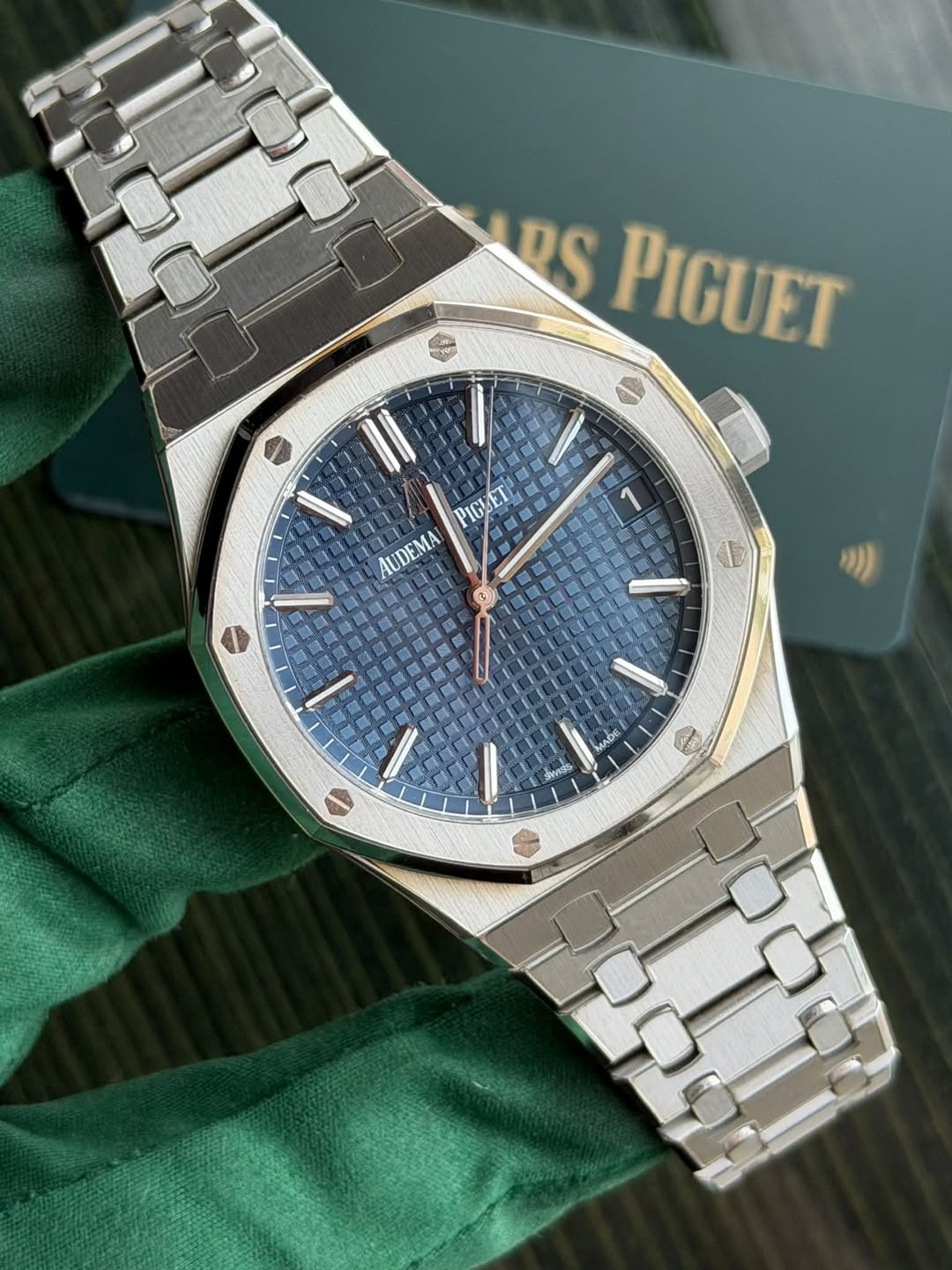 May be an image of wrist watch and text that says 'DS PIGUET 7 PIGLET AUDEMA MADE wss ၁0၀၀၀'