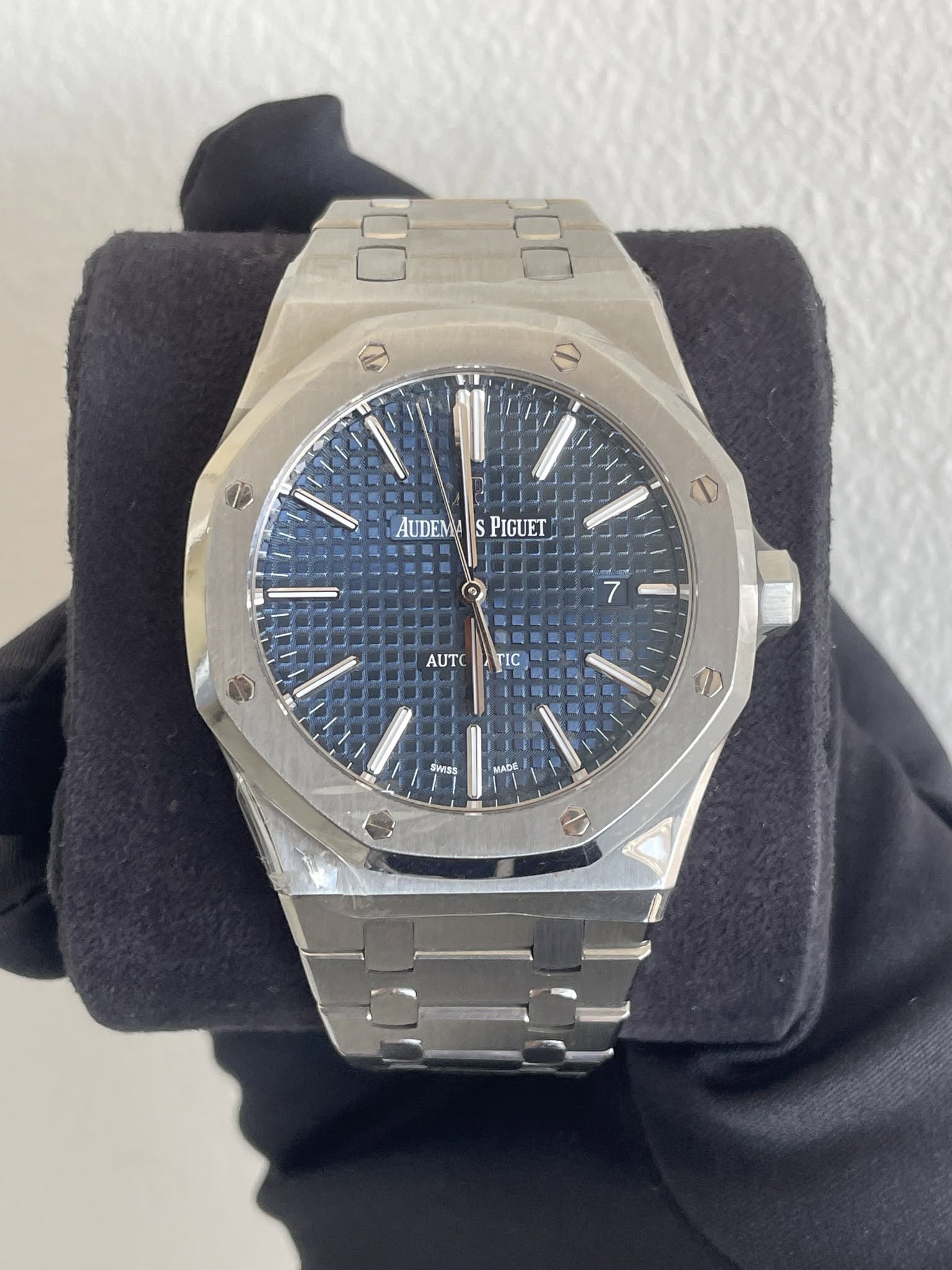 May be an image of wrist watch and text that says 'AUDEMA S PIGUET - 7 AUTC TIC م 9 SMASS HADE'