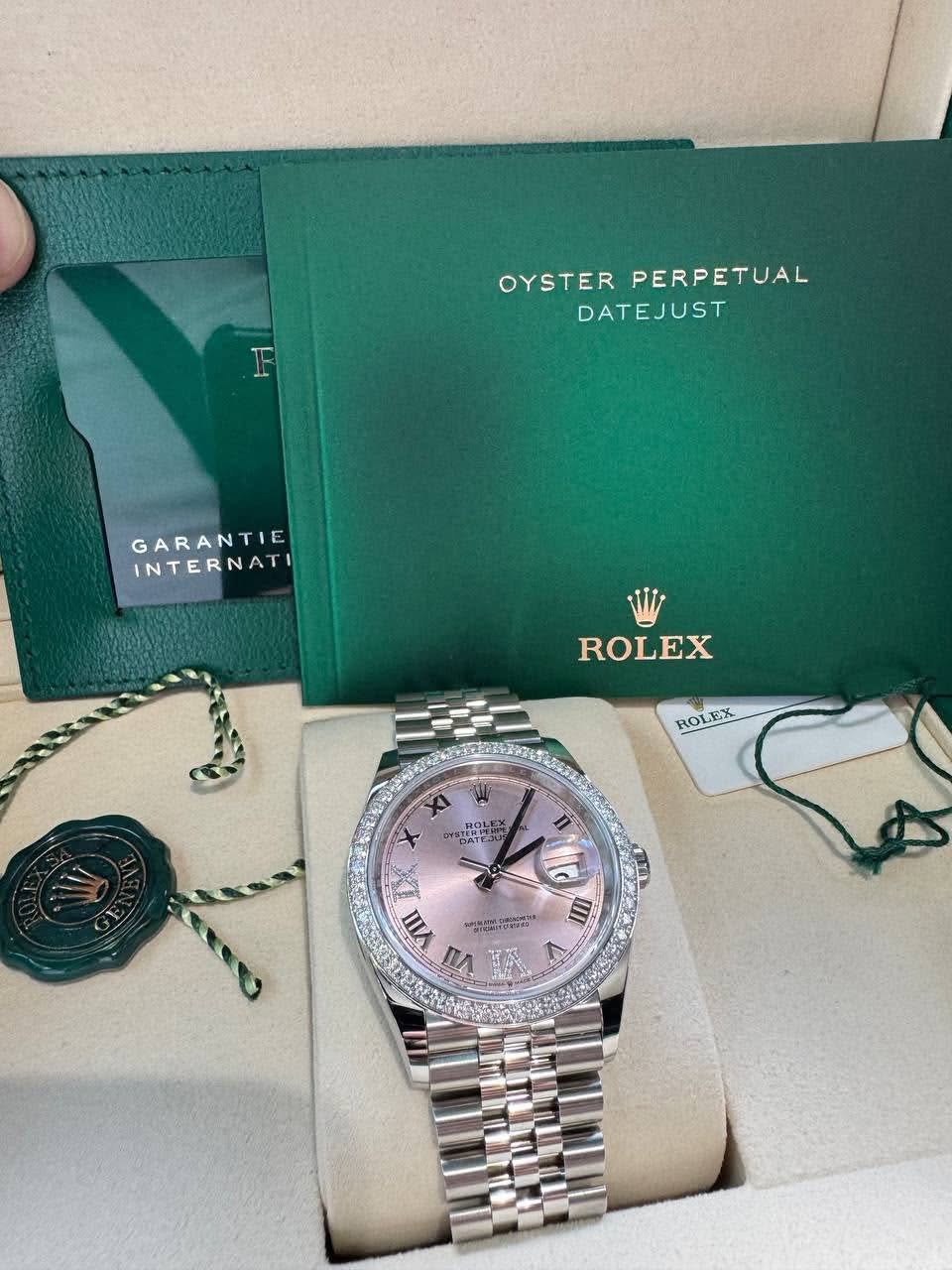 May be an image of wrist watch and text that says 'OYSTER OYSTERPERPETUAL PERPETUAL DATEJUST GARANTIE INTERNATI ROLEX ROLEX BOLEX F DATEJ + Mc VII mmmpAoTKa III VII Vi <'