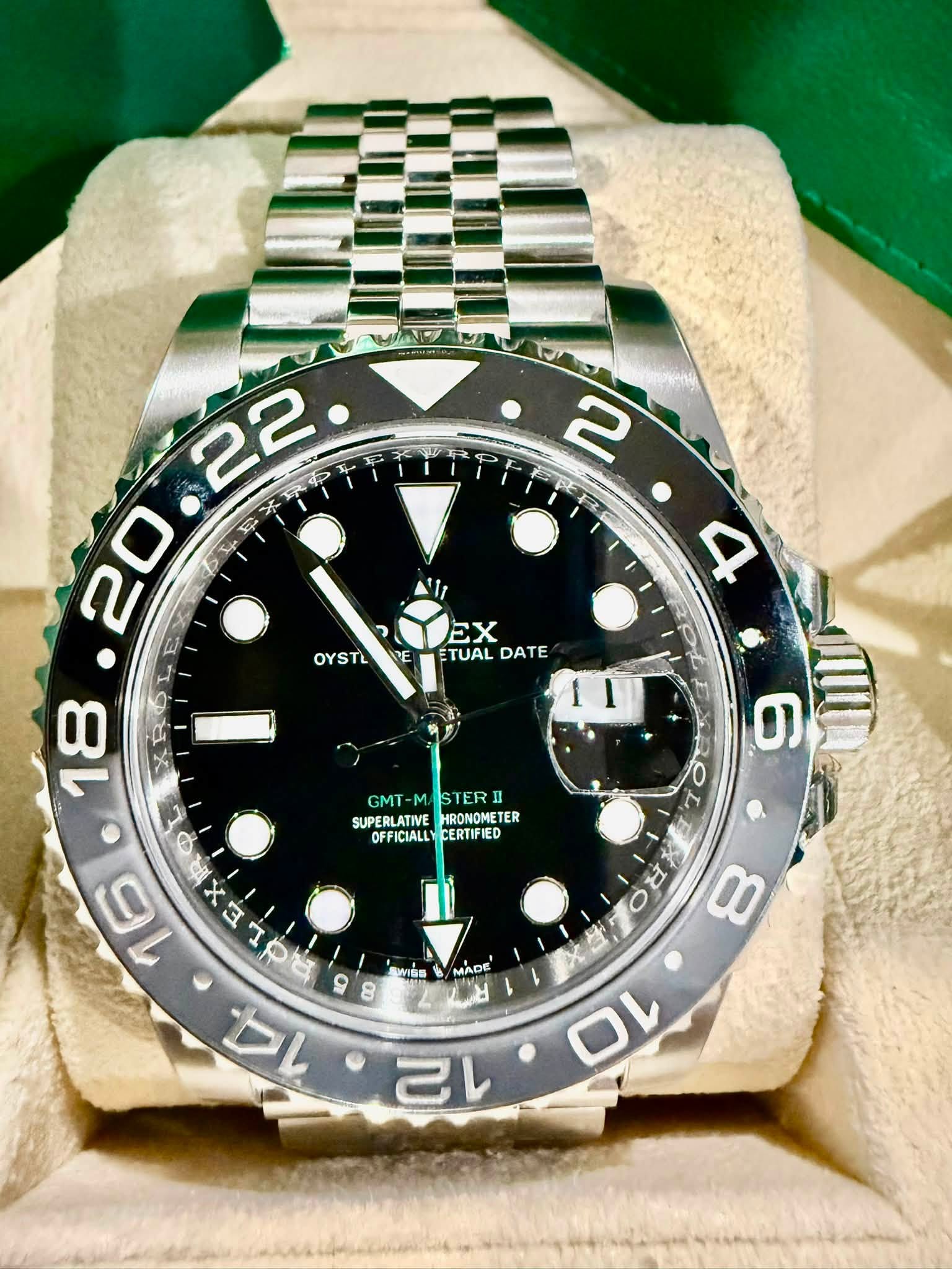 May be an image of wrist watch and text that says '2 22. 20 E 早 18 EX OYSTL OYSTLNEETUALDATE E TUAL DATE 4 I GMT STERII SUPERLATIVE HRONOMETER SUPERLATIVEMRONONETER TER…