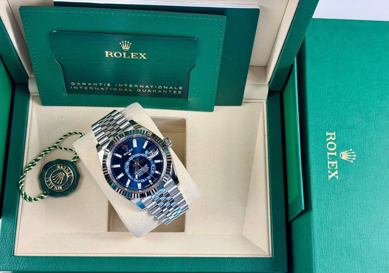 May be an image of wrist watch and text that says 'ROLEX GARANTIE INTERNATIONALE GARANTIEINTERNATIONALE TERNATI IONALE SUAR A AЛ. အလေ 200 0+22 ေ 1E H0 መ G0.O ROLEX'