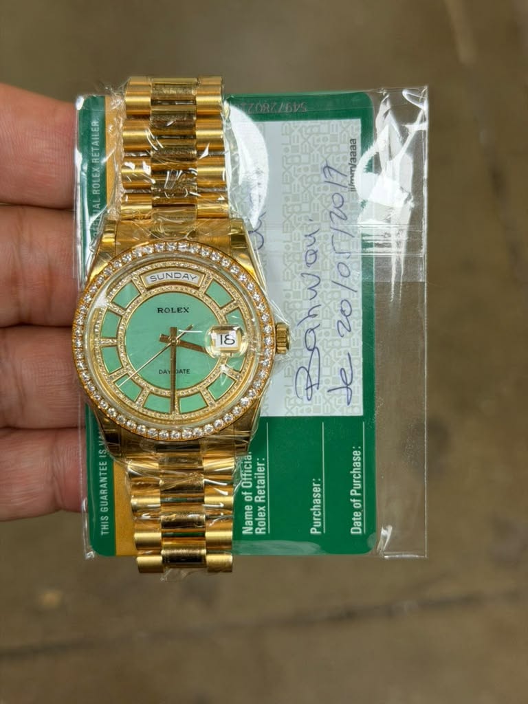 May be an image of wrist watch and text that says 'a AL ROLEX DAY DATE SE 18 2/02/50/020 1mml 黑 /aaa SUNDAY HC homybe end 知ん hom /05/2017 MM4N of Officia. Retailer: Purchase Name…